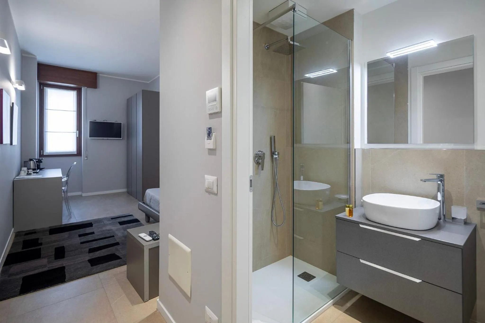 Shower in Golgi Suite