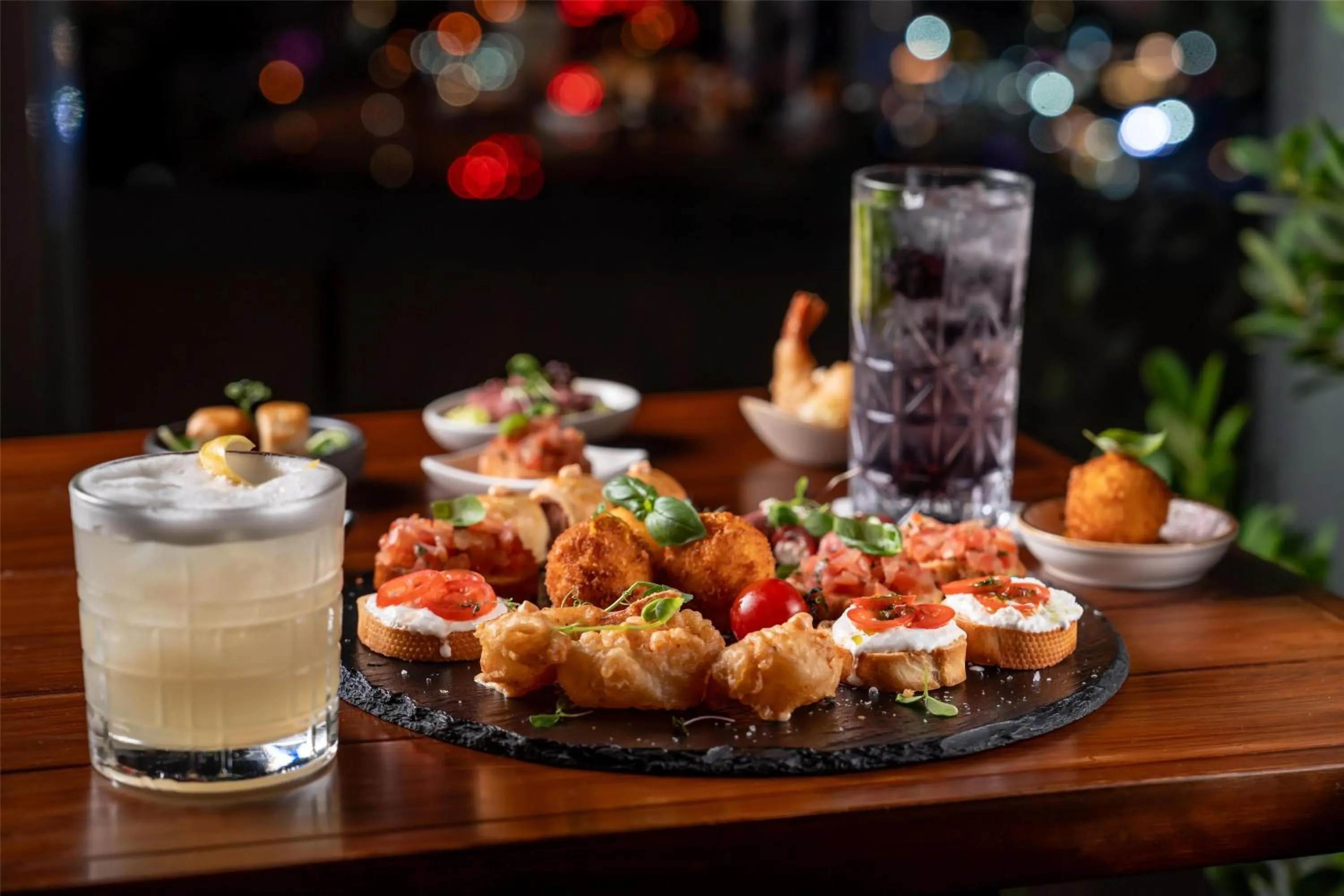 Lounge or bar in Radisson Blu Hotel, Dubai Media City