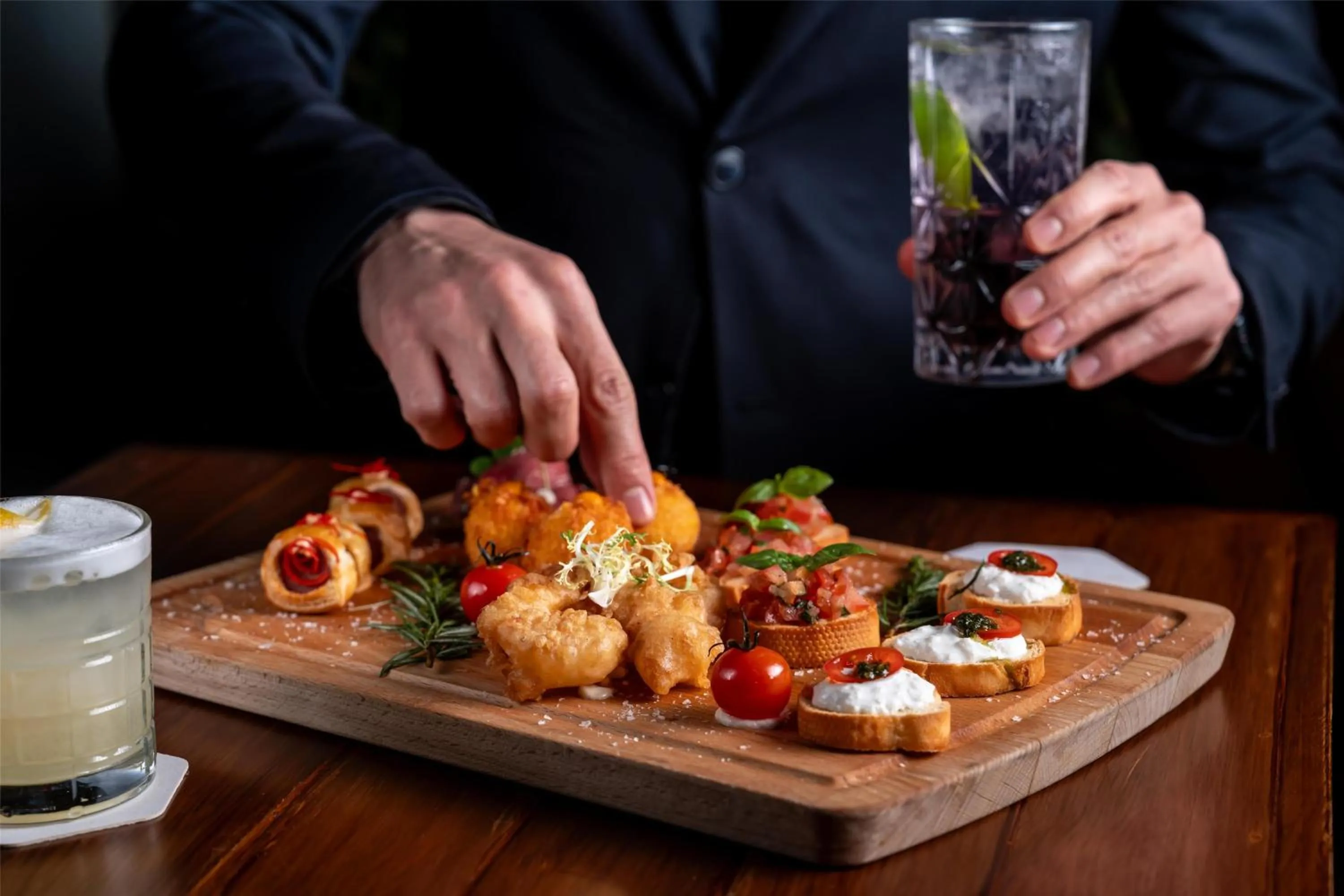 Lounge or bar in Radisson Blu Hotel, Dubai Media City