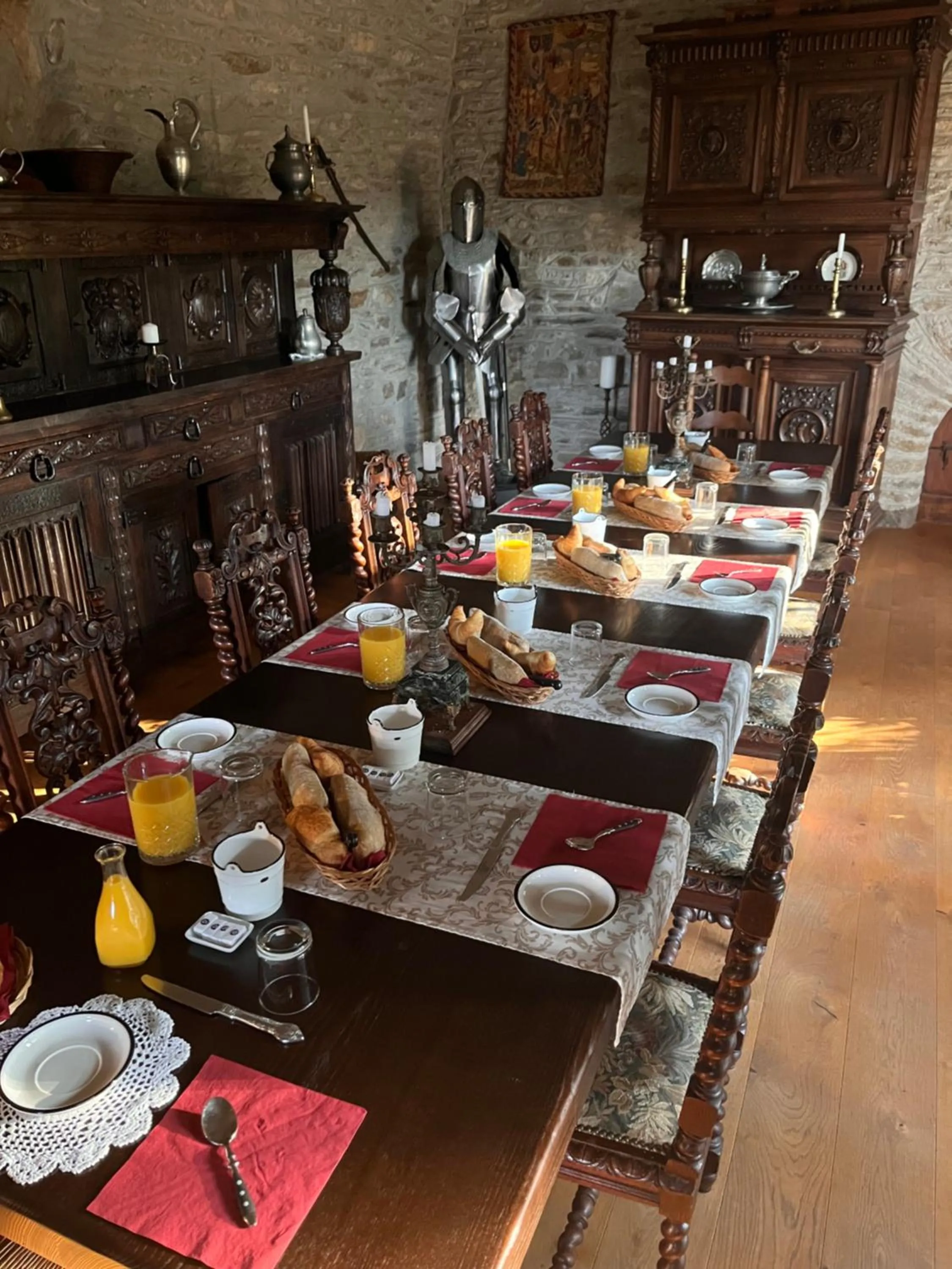 Restaurant/places to eat in Le Château de Cambiaire