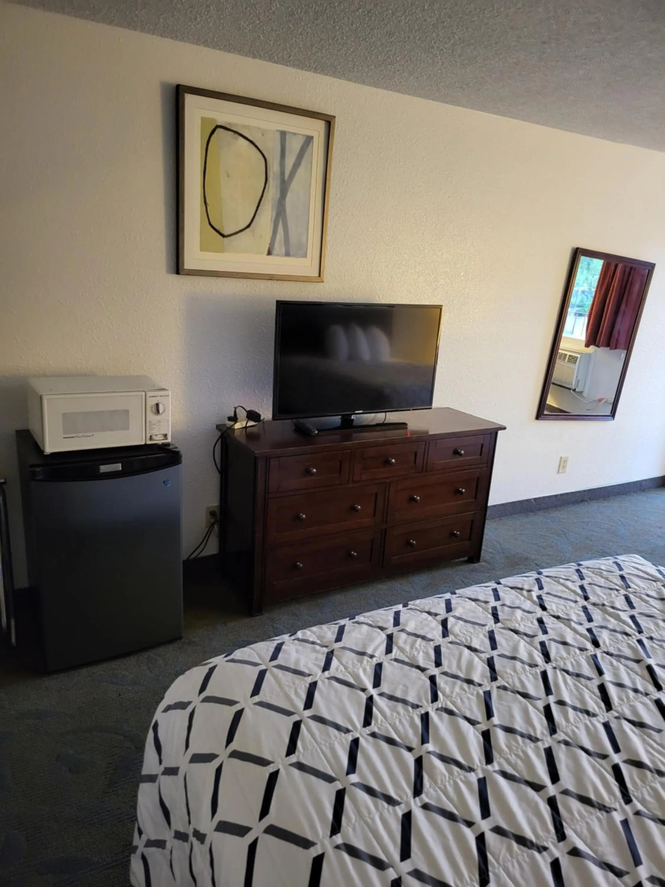 TV and multimedia, Bed in Smokey Point Motor Inn