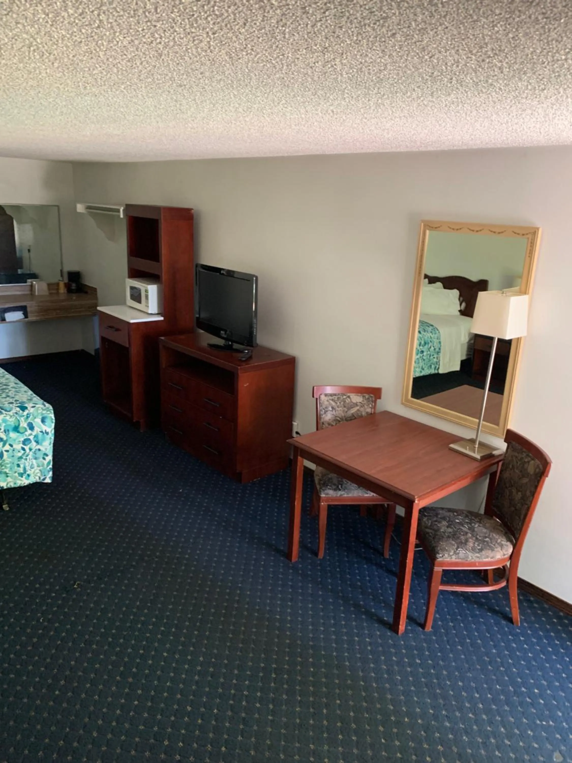 TV and multimedia in Smokey Point Motor Inn