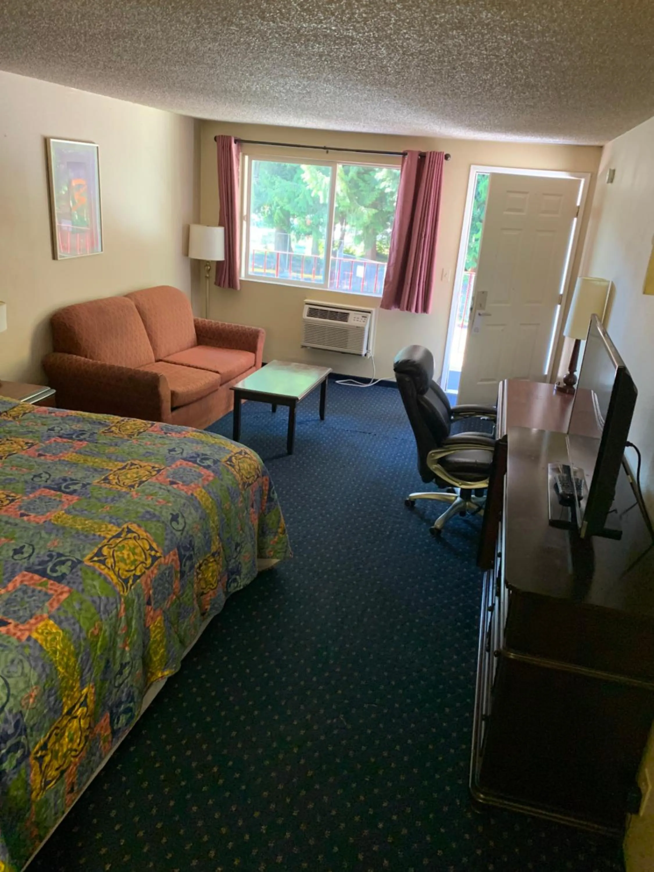 Photo of the whole room, Bed in Smokey Point Motor Inn