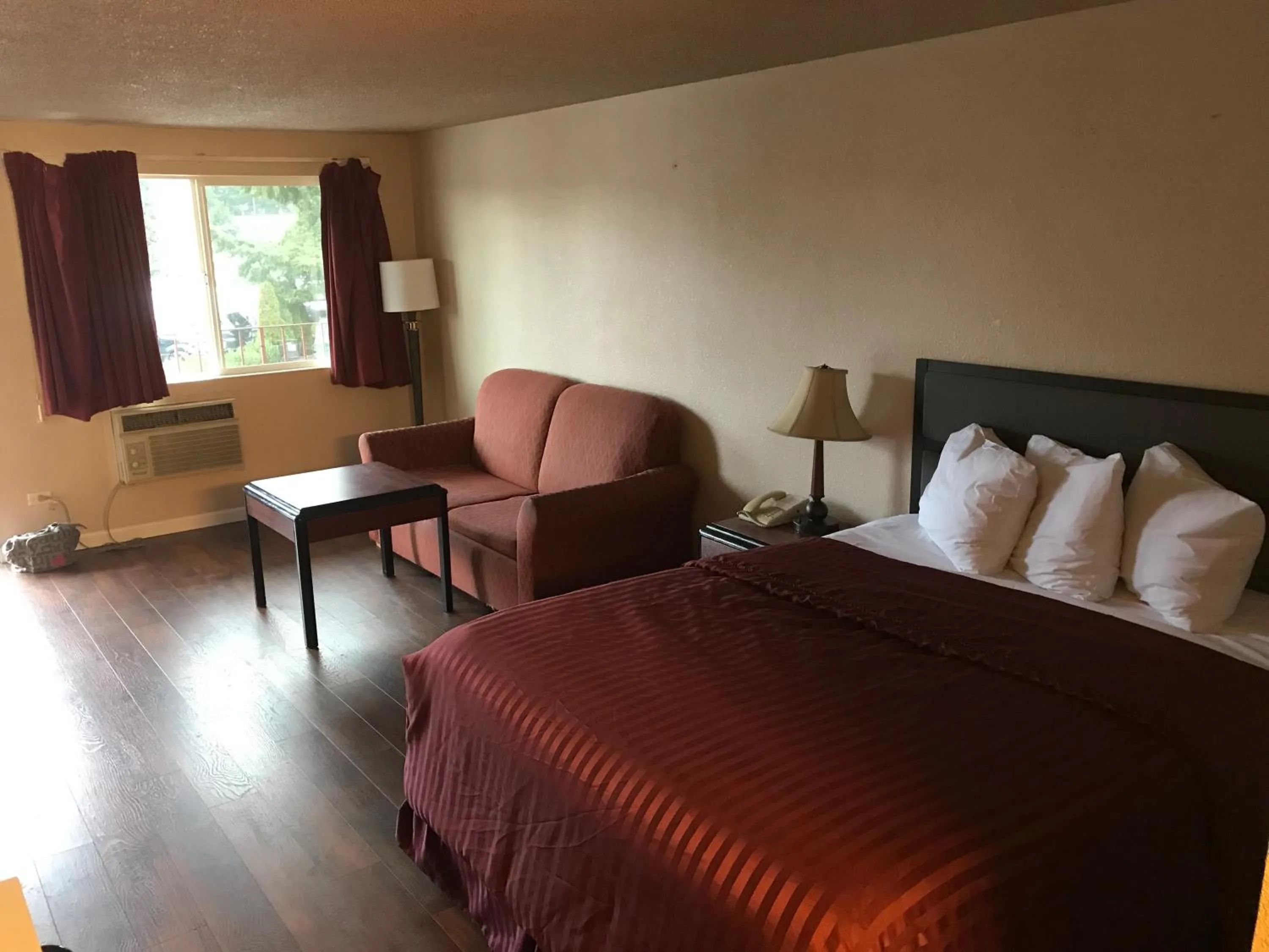 Bed in Smokey Point Motor Inn