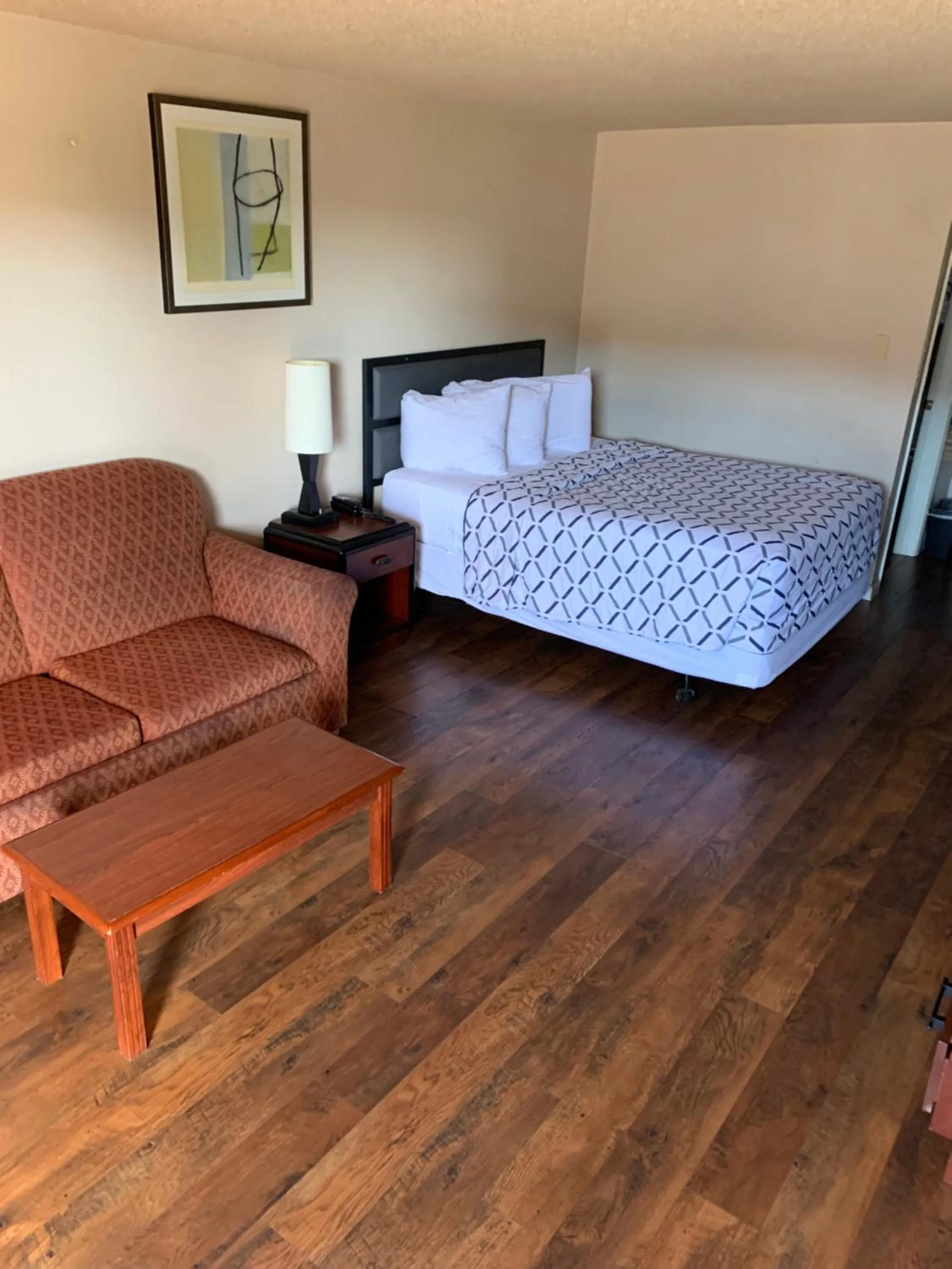 Bed in Smokey Point Motor Inn