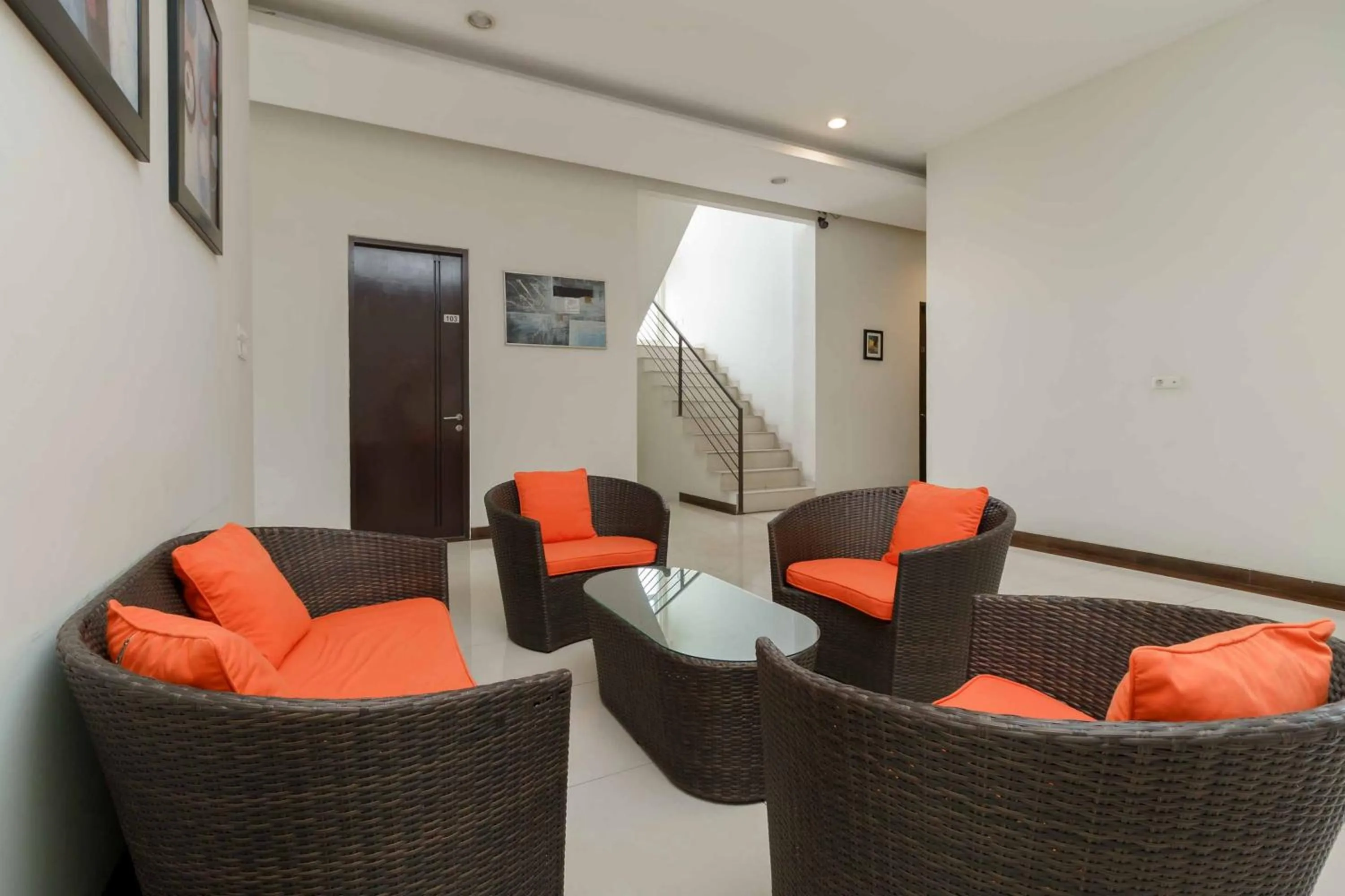 Seating area in Avalon Karawaci Mitra RedDoorz