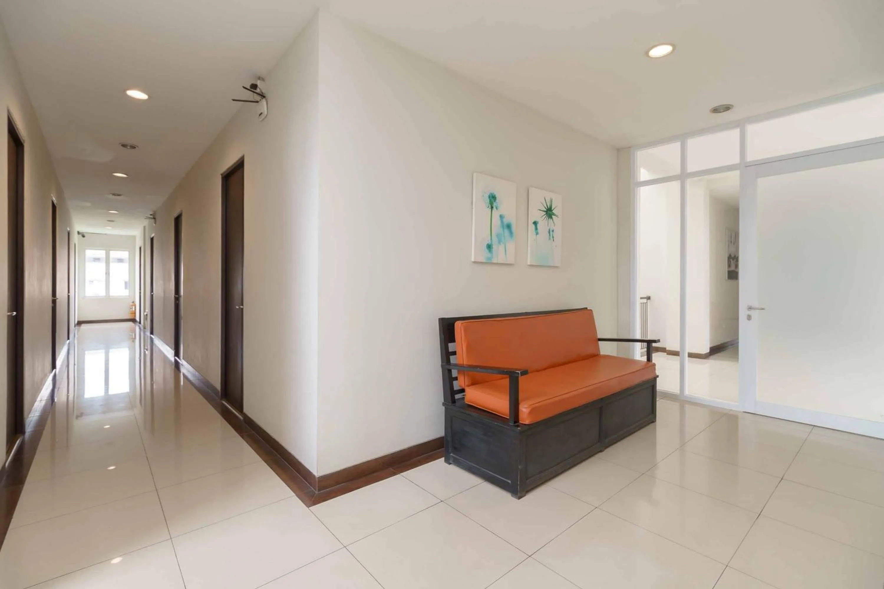 Seating area in Avalon Karawaci Mitra RedDoorz