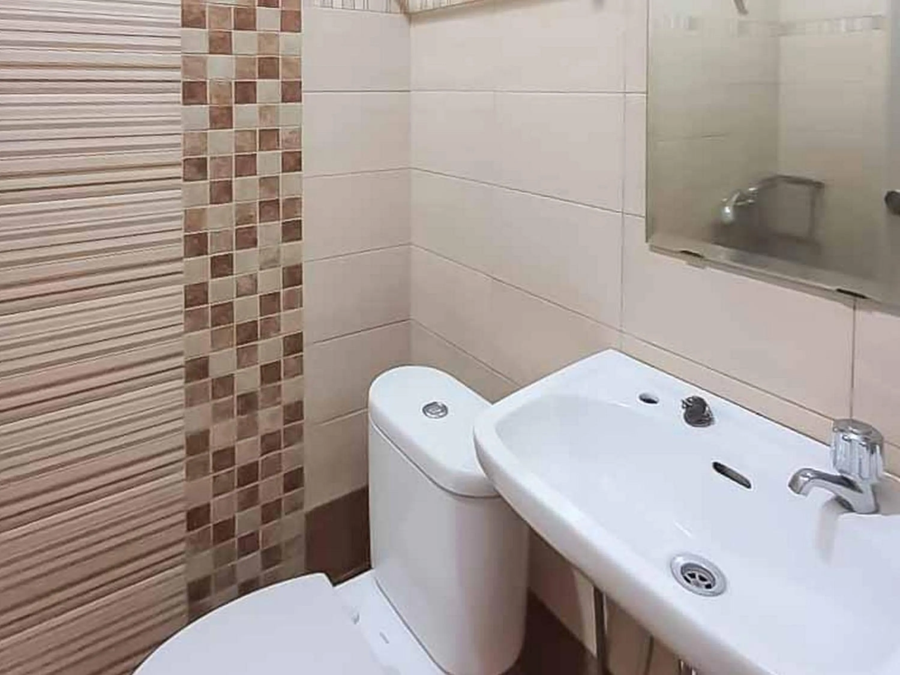 Bathroom in Avalon Karawaci Mitra RedDoorz