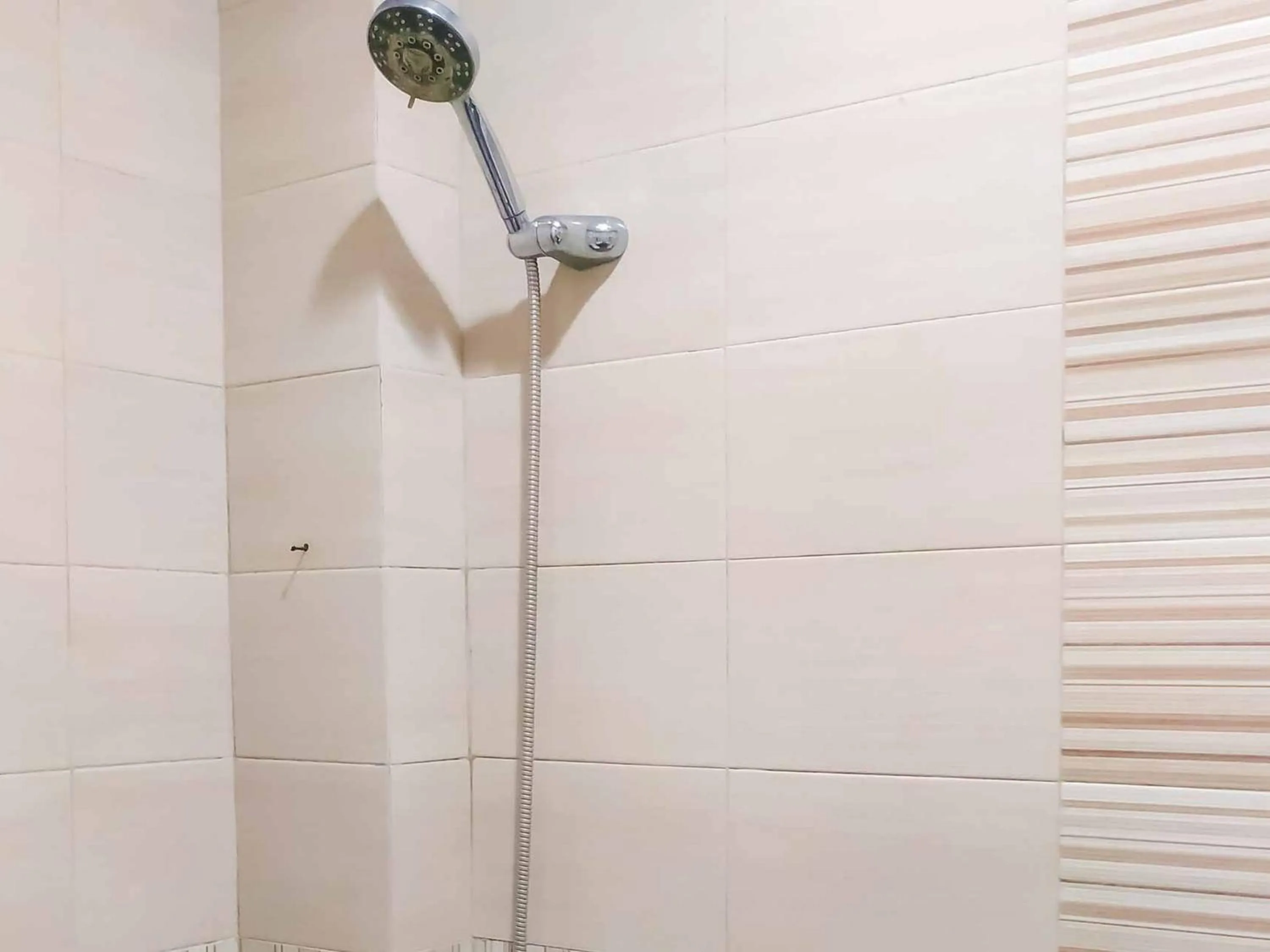 Shower in Avalon Karawaci Mitra RedDoorz