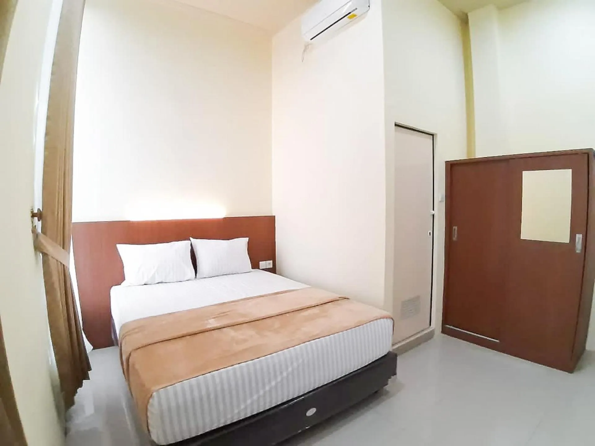 Bed in RedDoorz Syariah near Transmart Jambi 2