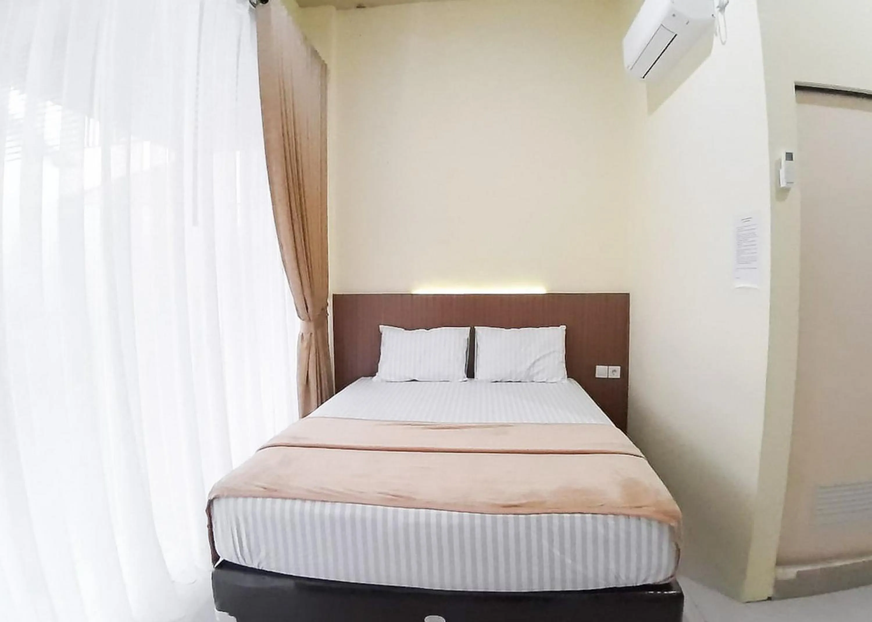 Bed in RedDoorz Syariah near Transmart Jambi 2