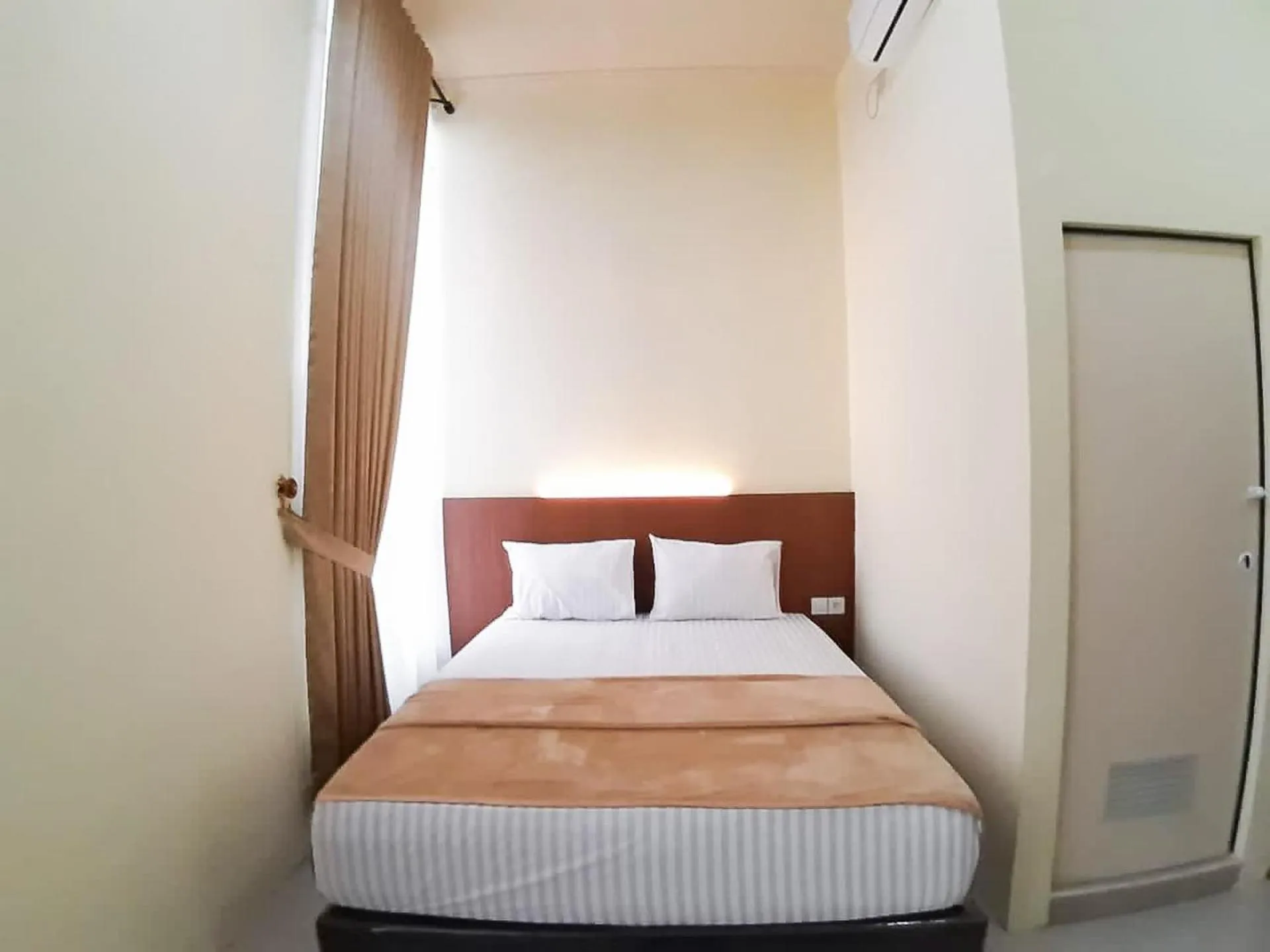 Bed in RedDoorz Syariah near Transmart Jambi 2