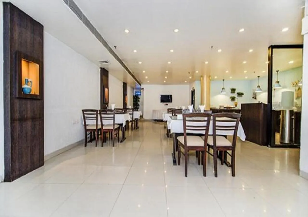 Restaurant/places to eat in Hotel Rockland Panchsheel Enclave
