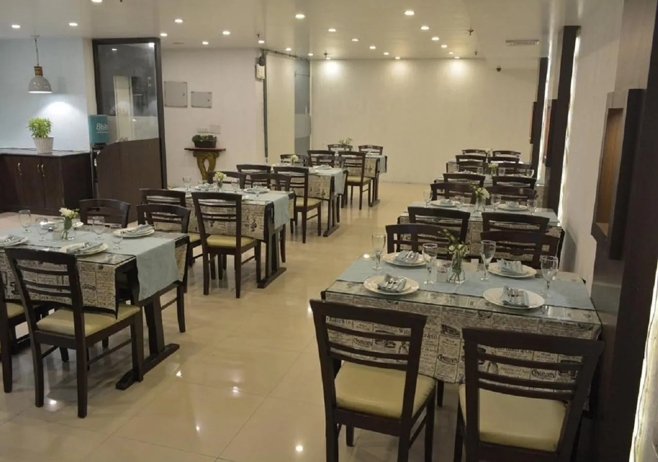 Restaurant/places to eat in Hotel Rockland Panchsheel Enclave