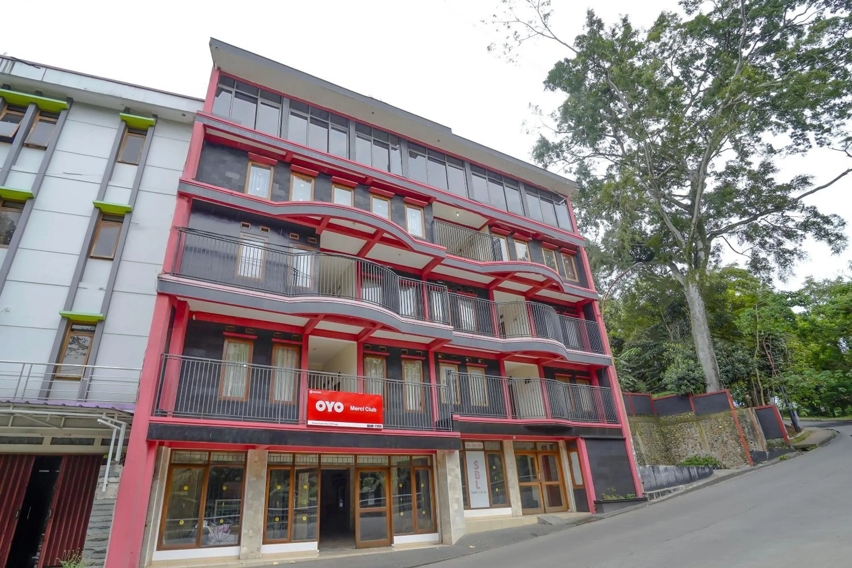 Facade/entrance in OYO Life 90035 Merci Club