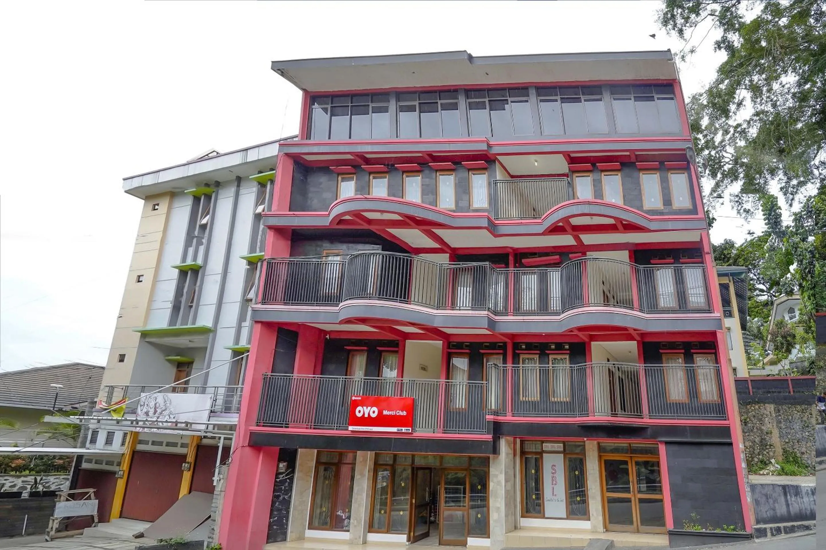 Facade/entrance in OYO Life 90035 Merci Club