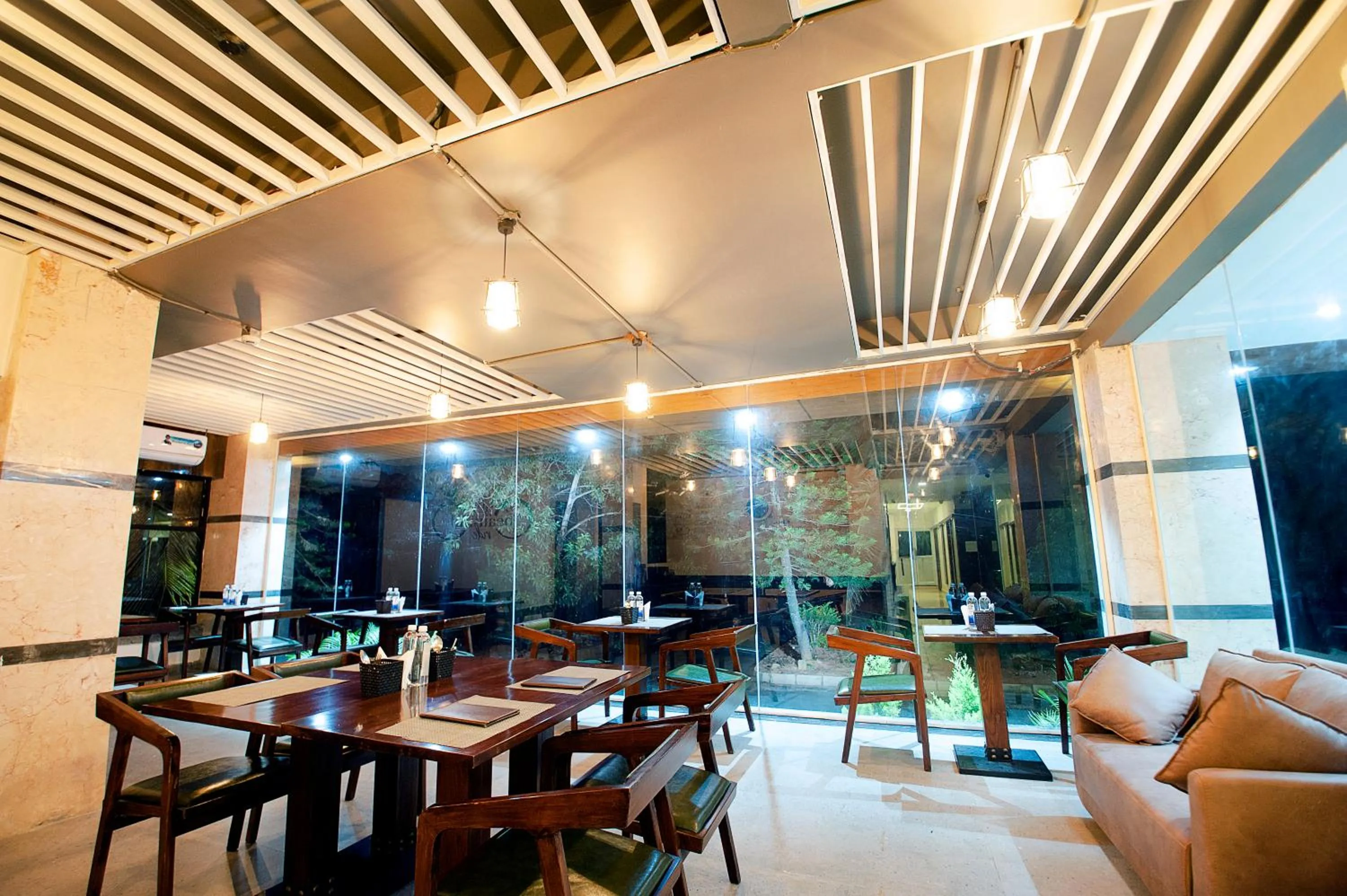 Restaurant/places to eat in ABM Boutique Hotel by Purple Cloud