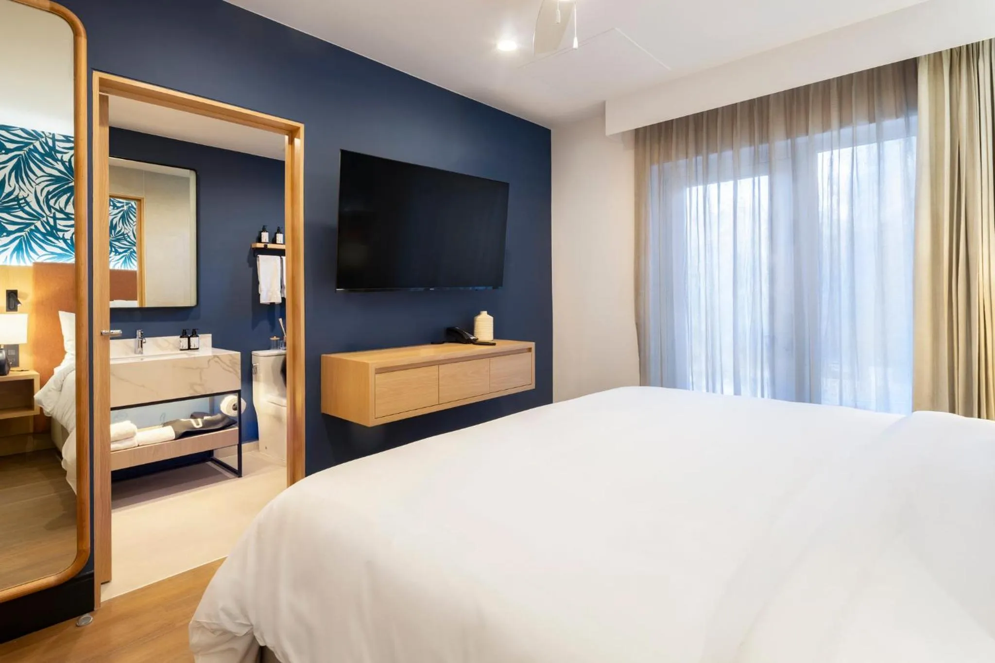 Photo of the whole room, Bed in voco Surfside Aruba by IHG