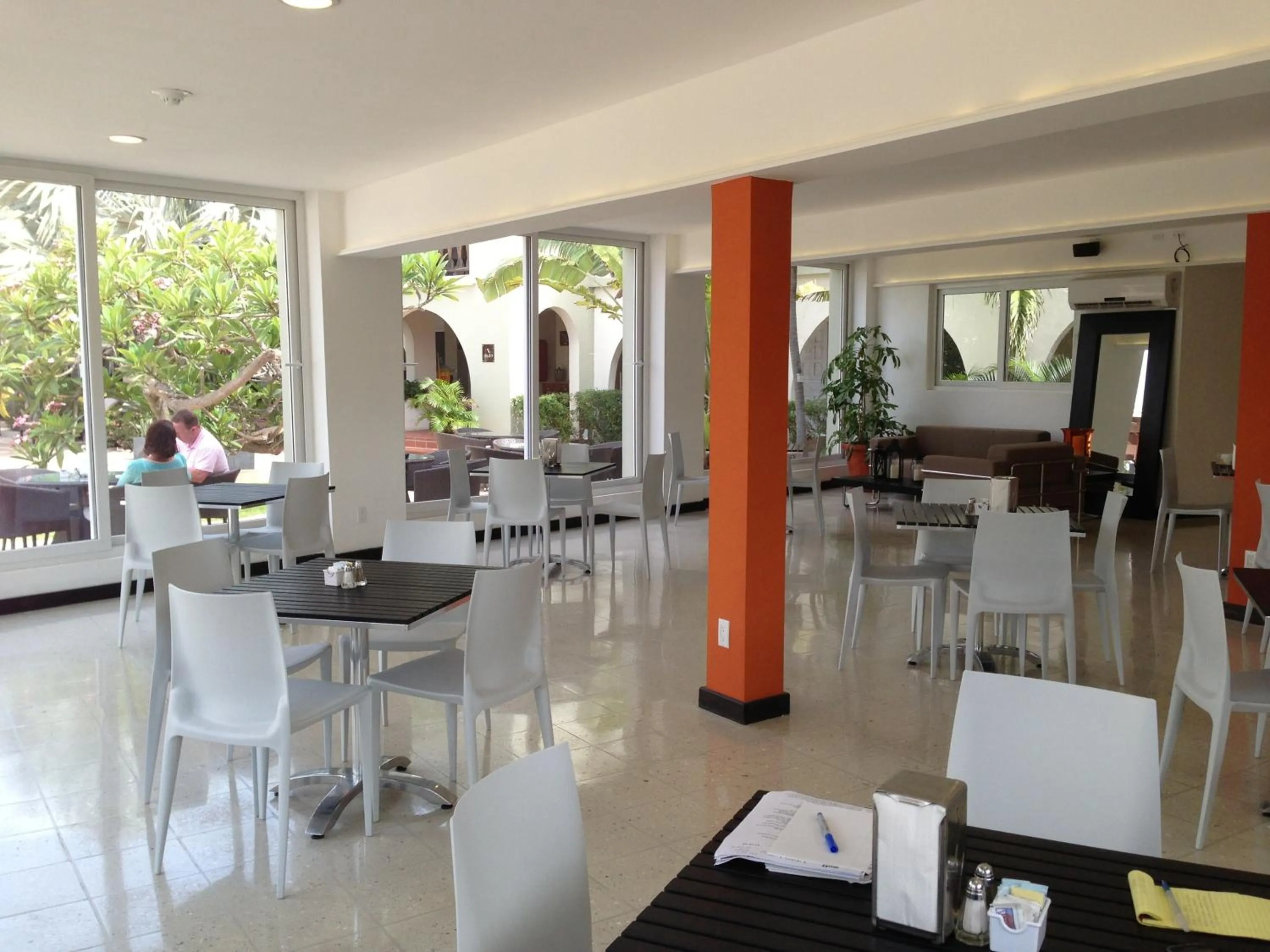 Restaurant/places to eat in Talk of the Town Beach Hotel & Beach Club by GH Hoteles