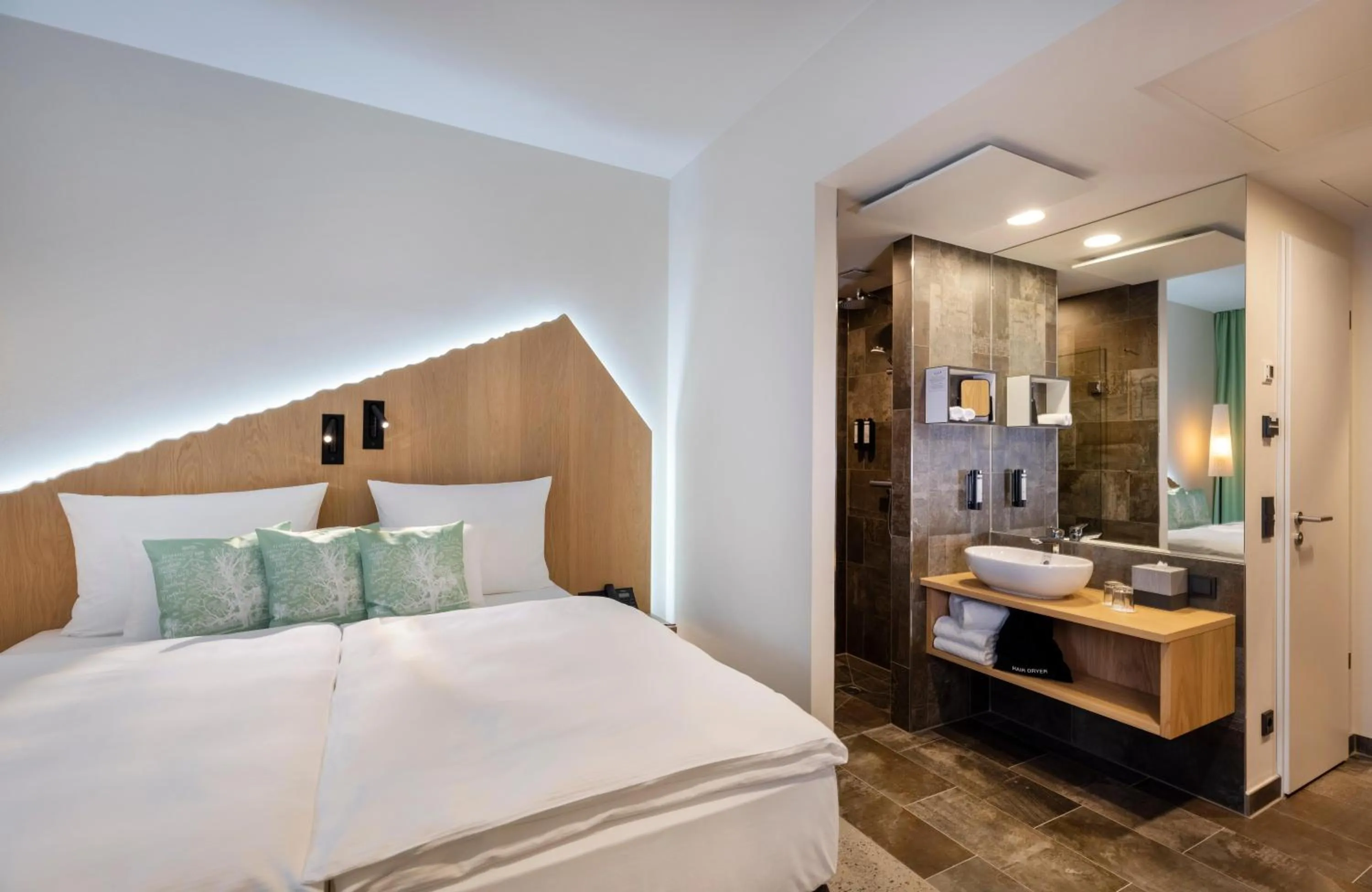 Shower, Bed in ARCOTEL HafenCity Dresden