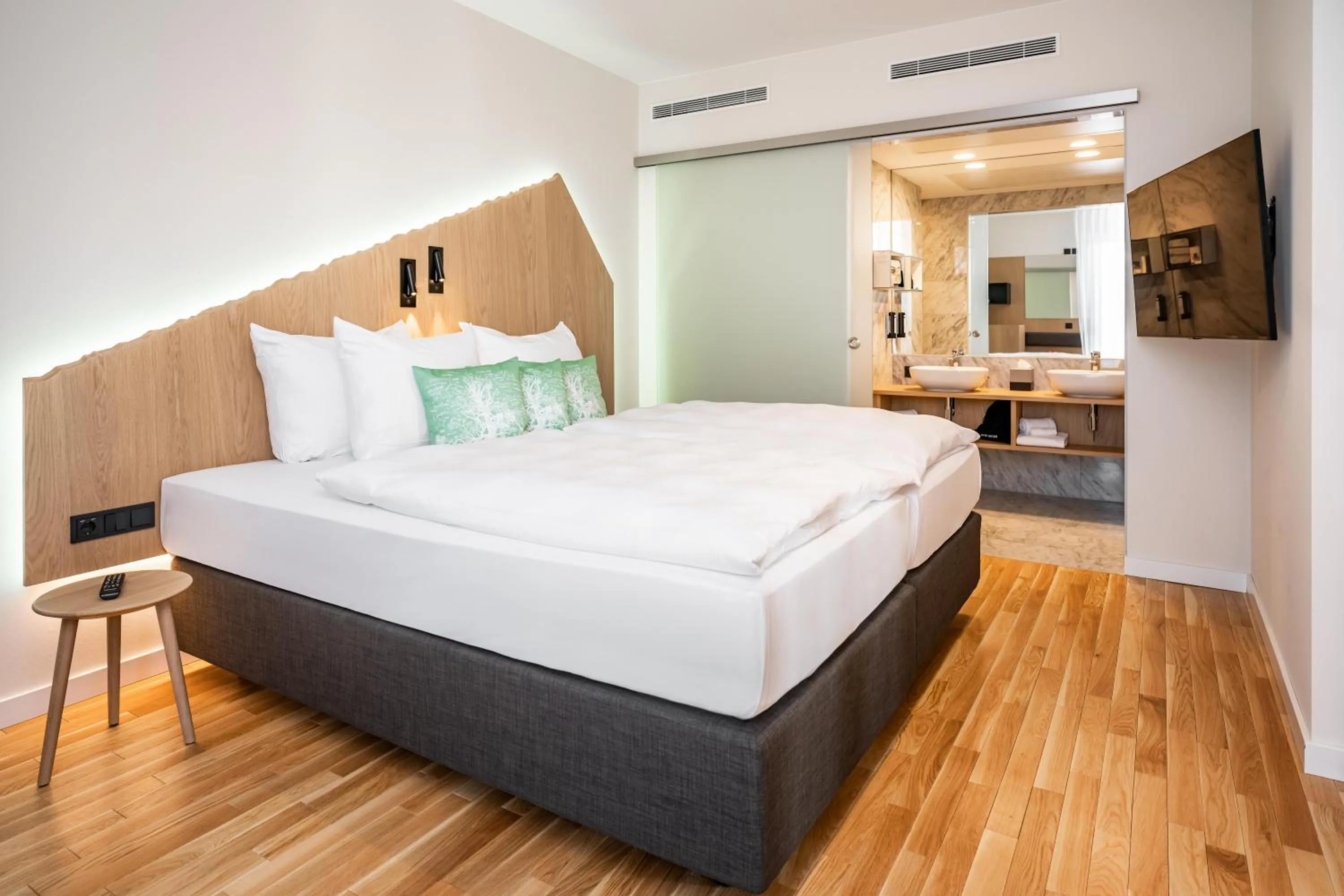 Shower, Bed in ARCOTEL HafenCity Dresden