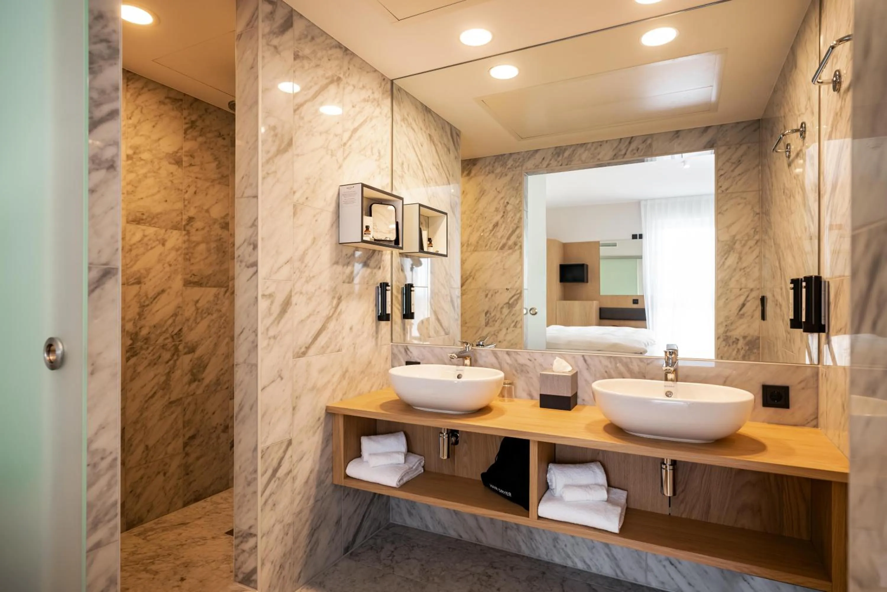 Shower in ARCOTEL HafenCity Dresden