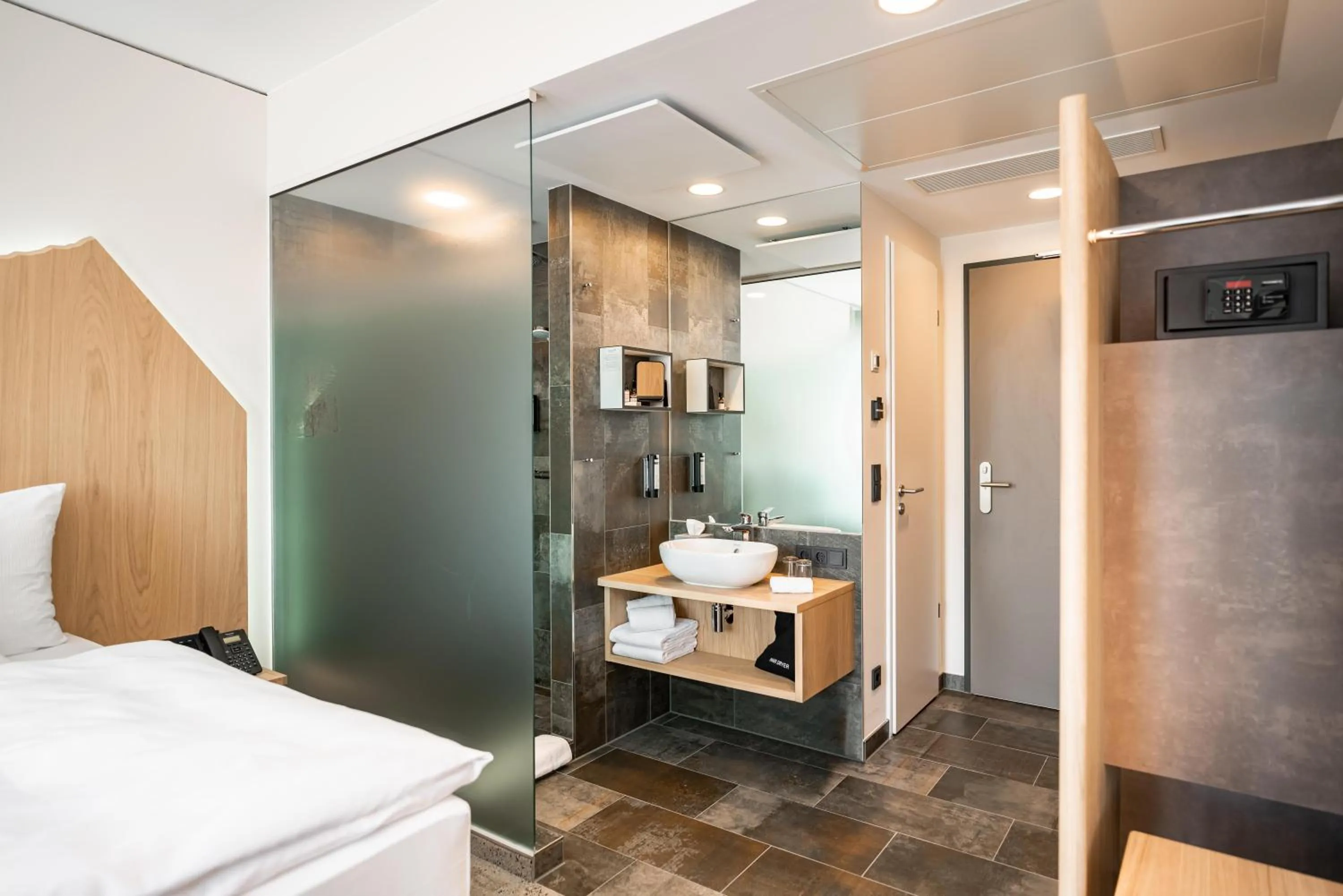 Shower, Bed in ARCOTEL HafenCity Dresden