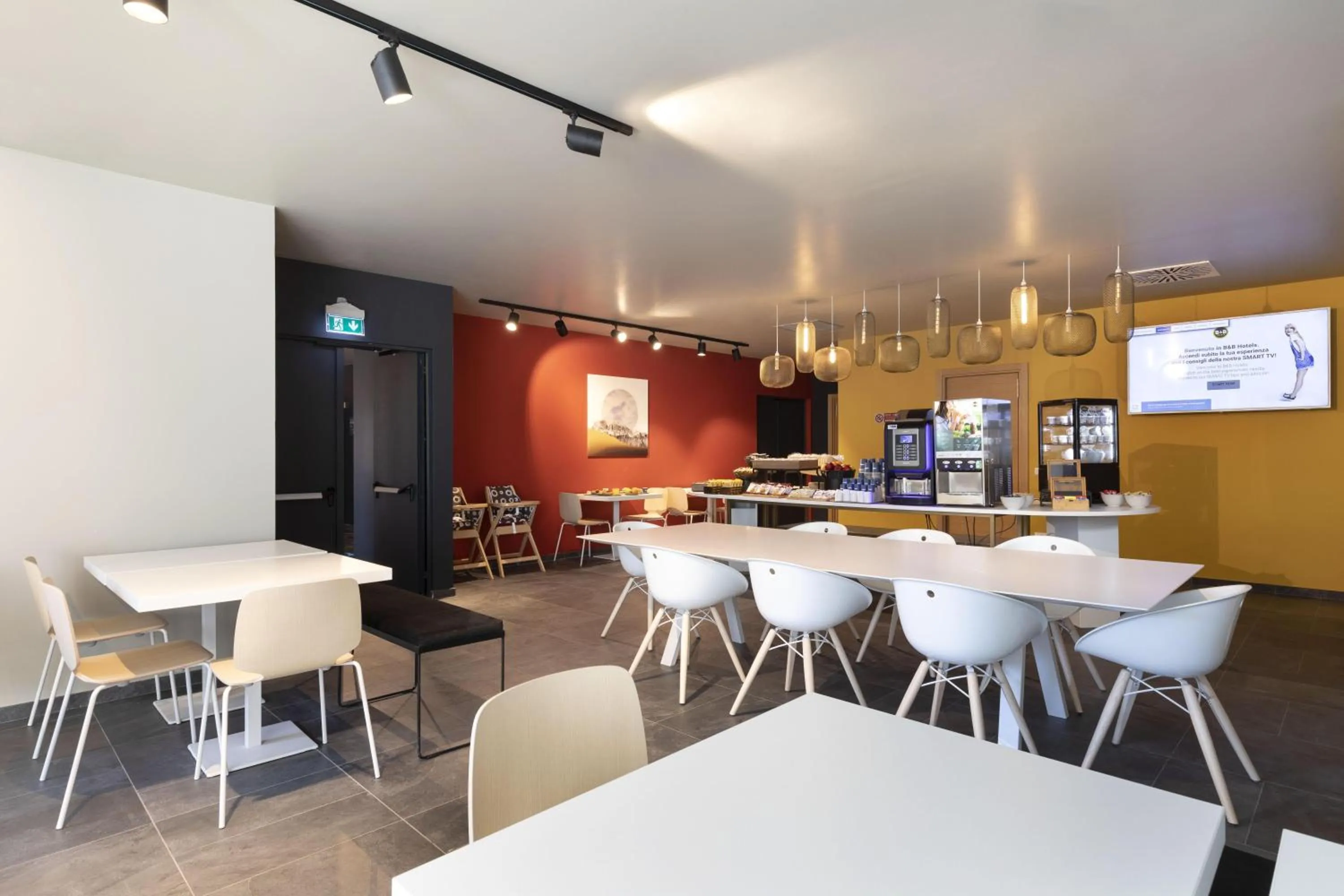 Lounge or bar in B&B Hotel Bolzano