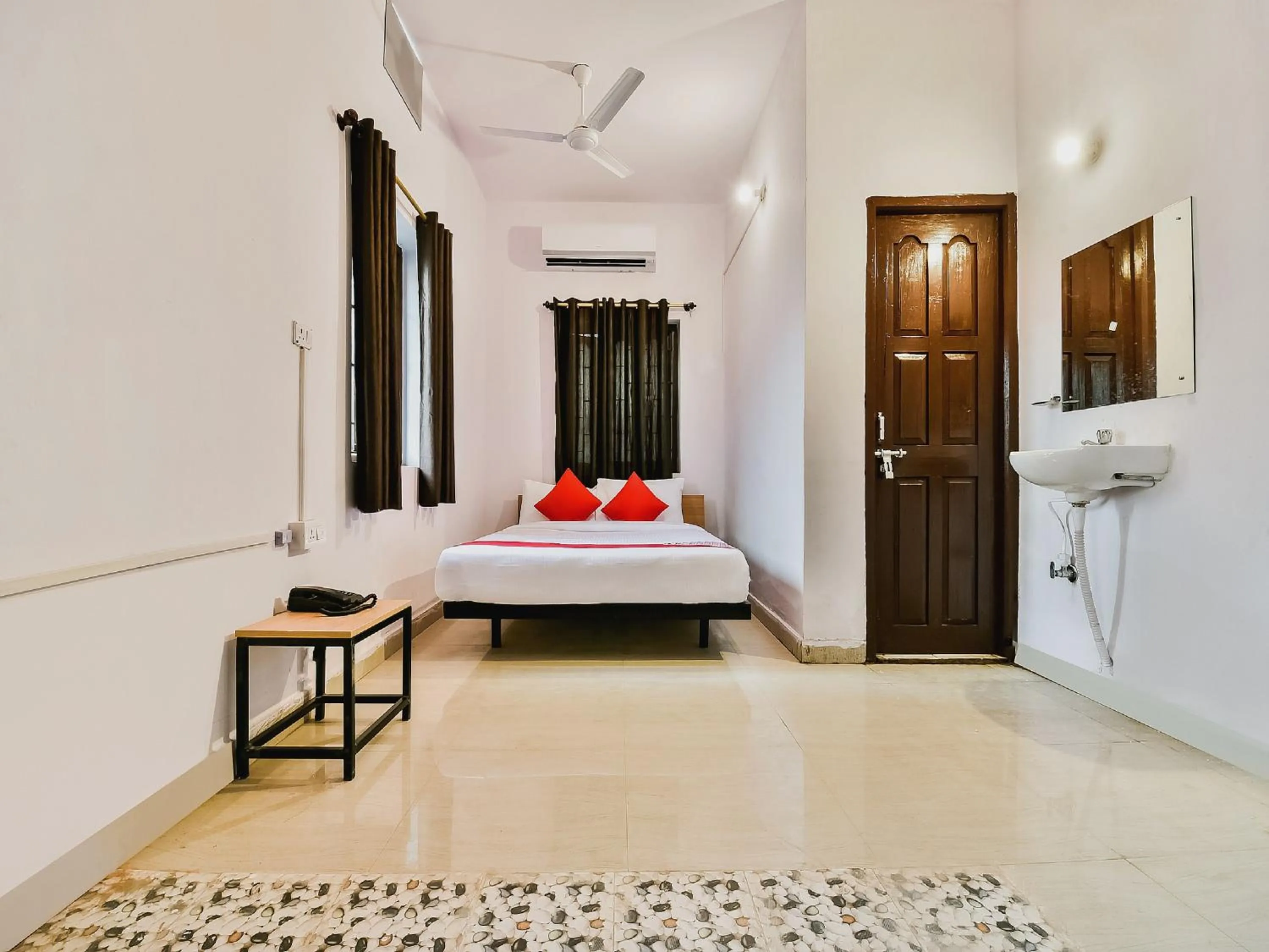 Bedroom, Bed in Hotel O AG Colony Park Patna Formerly Capital Pearl