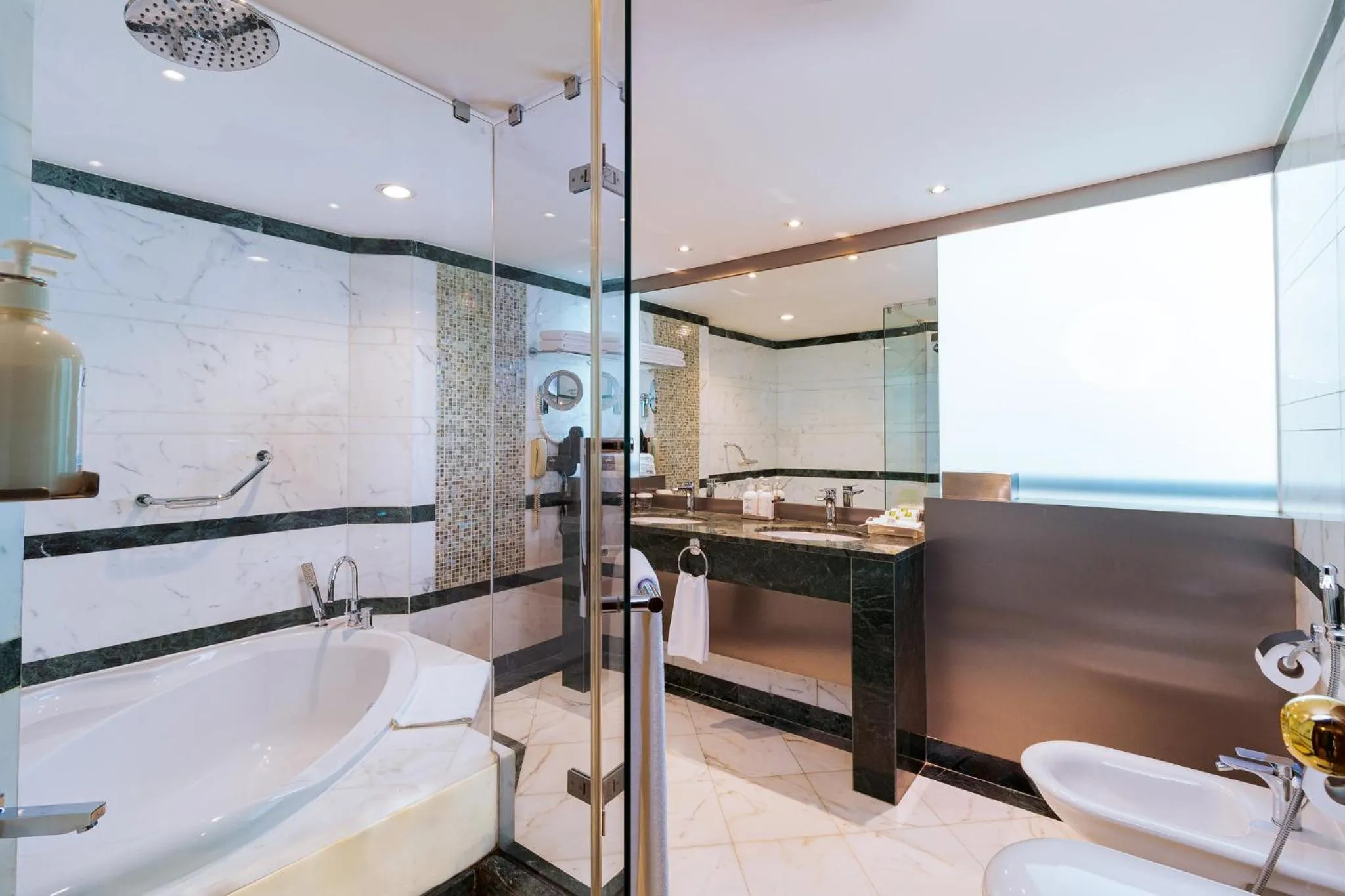 Photo of the whole room in Holiday Inn Kuwait Al Thuraya City by IHG