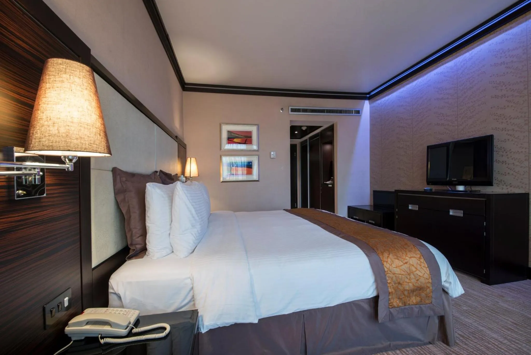 Photo of the whole room, Bed in Holiday Inn Kuwait Al Thuraya City by IHG