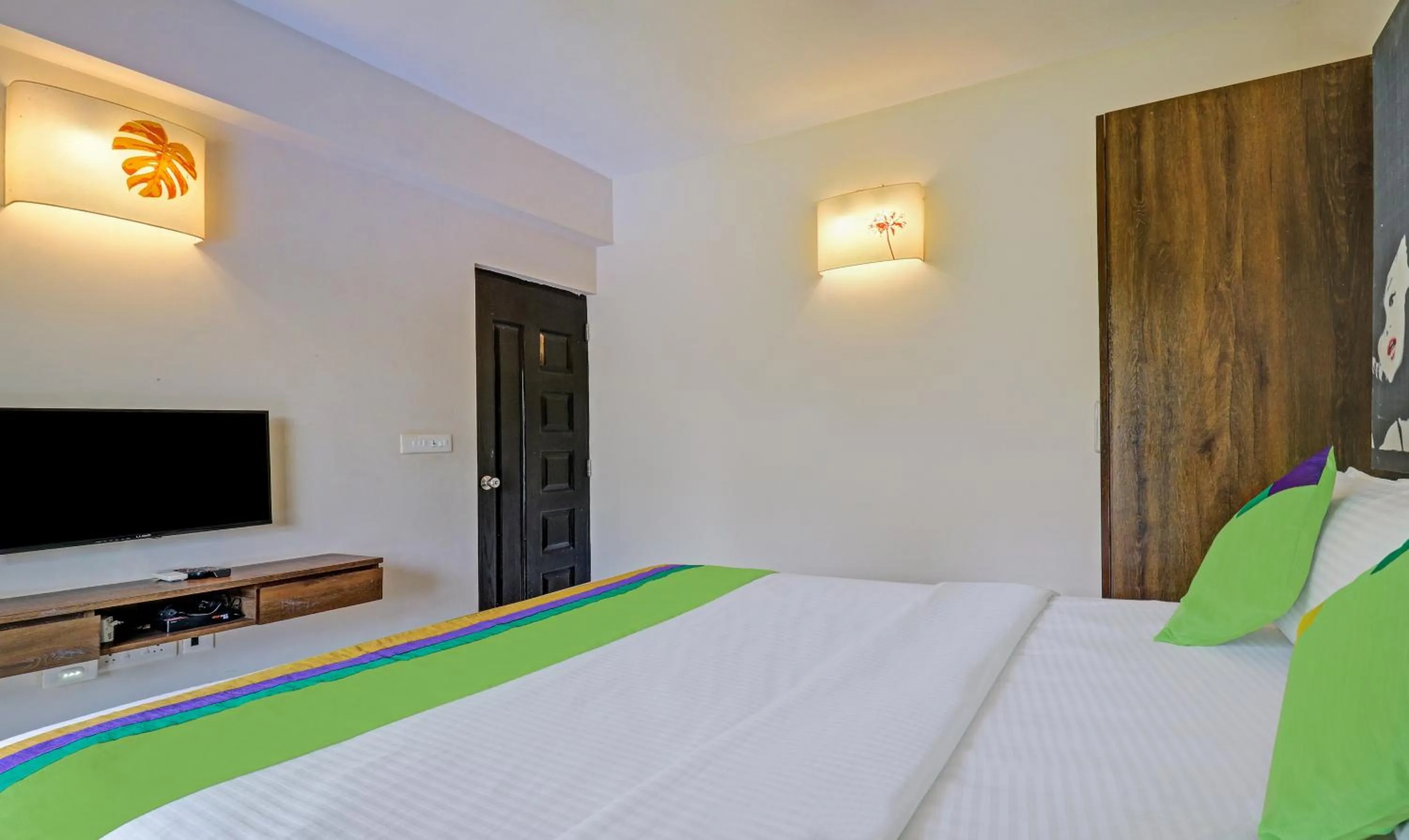 Deluxe Room with Balcony - single occupancy in Treebo Aquamarine Arpora With Pool