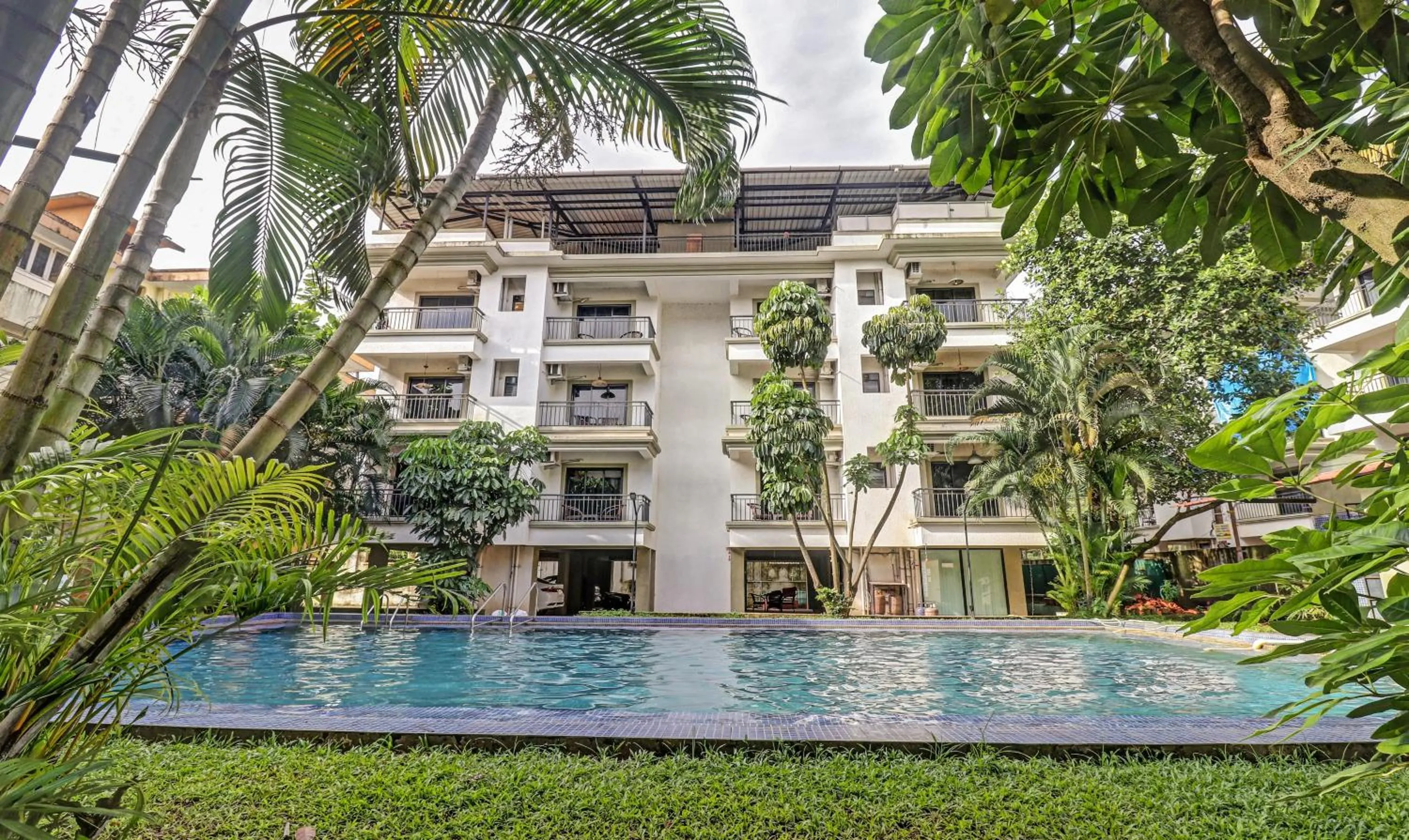 Swimming pool in Treebo Aquamarine Arpora With Pool