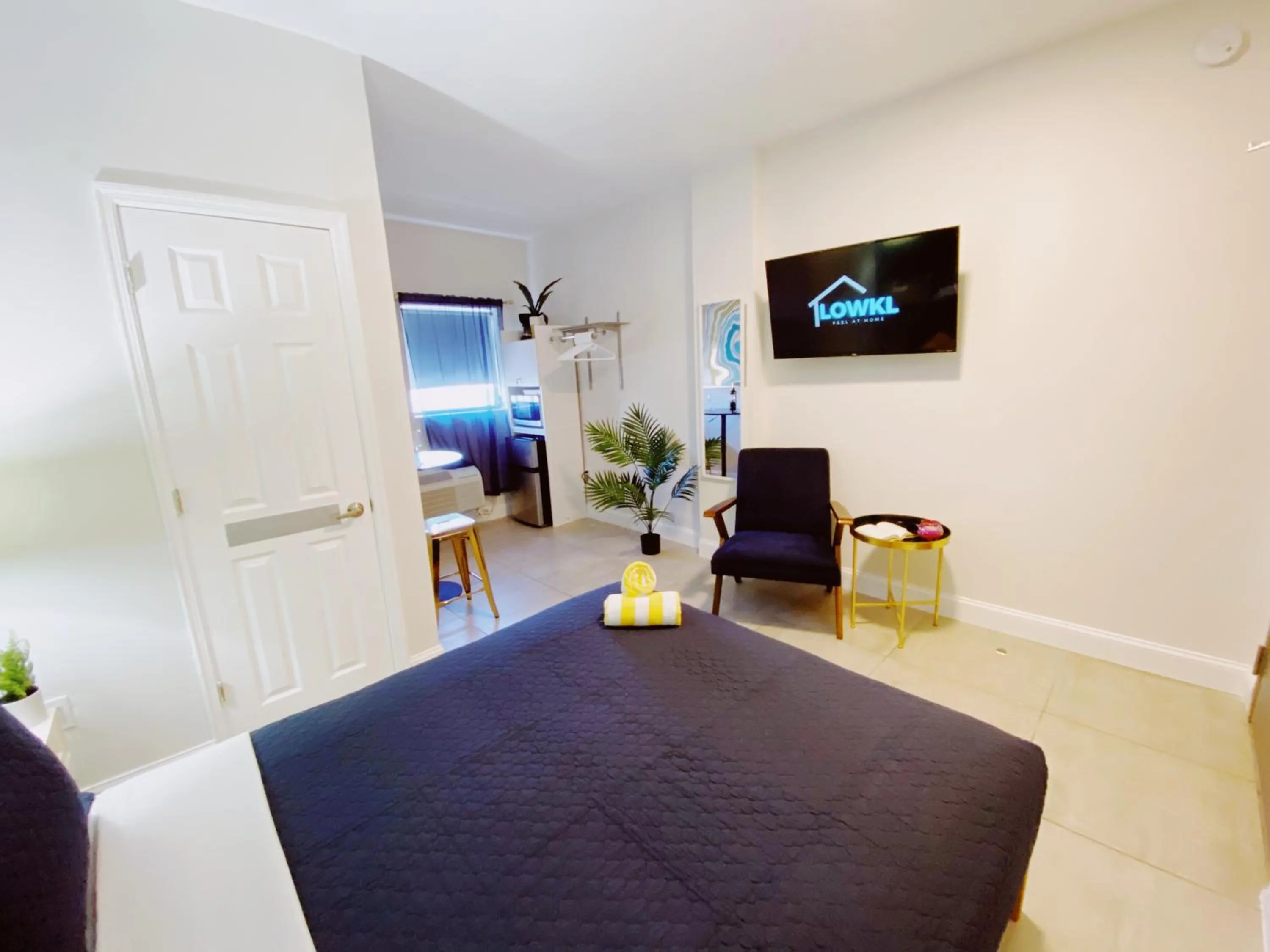 Photo of the whole room, Bed in Miami International by Lowkl