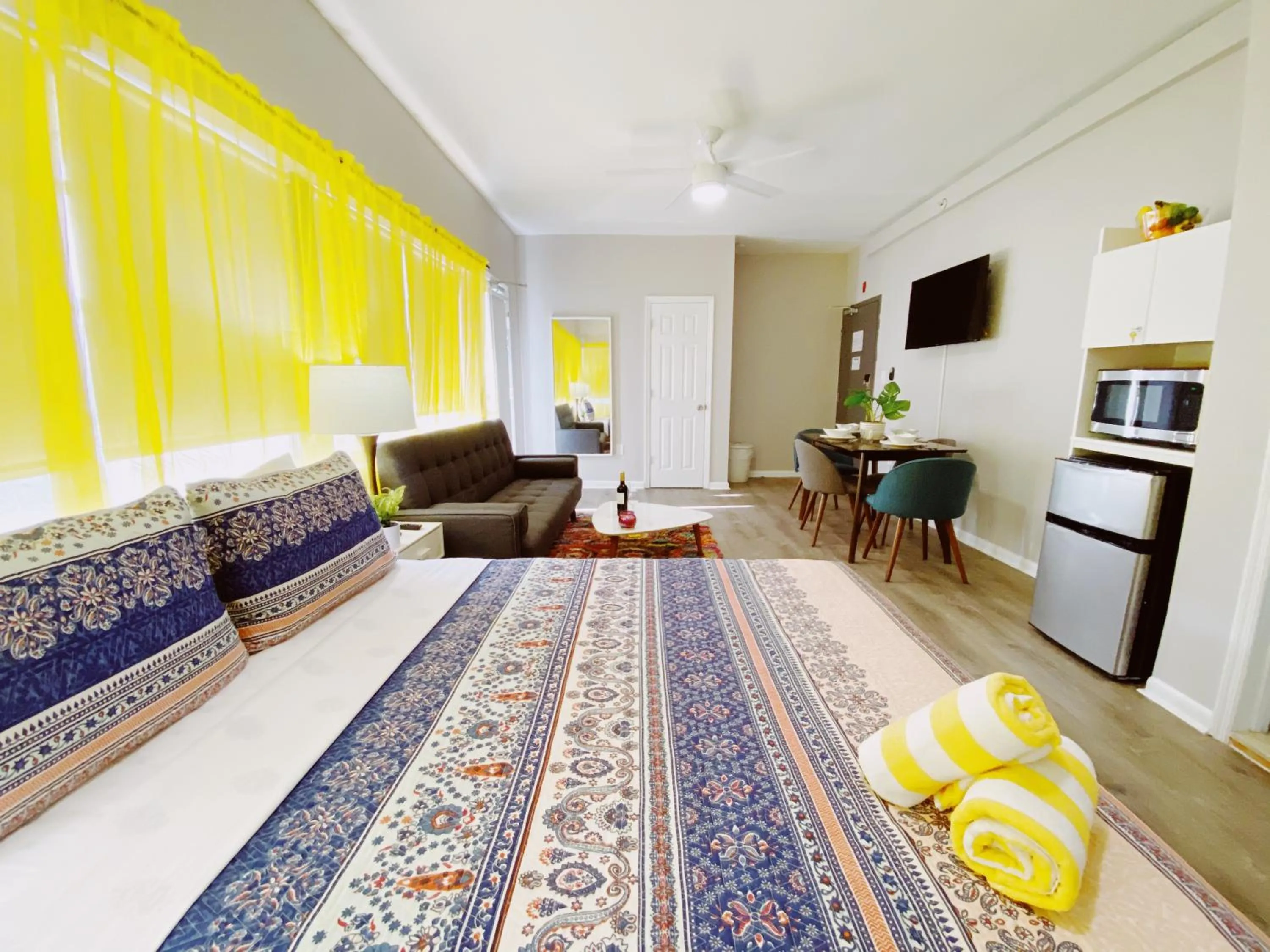 Living room in Miami International by Lowkl