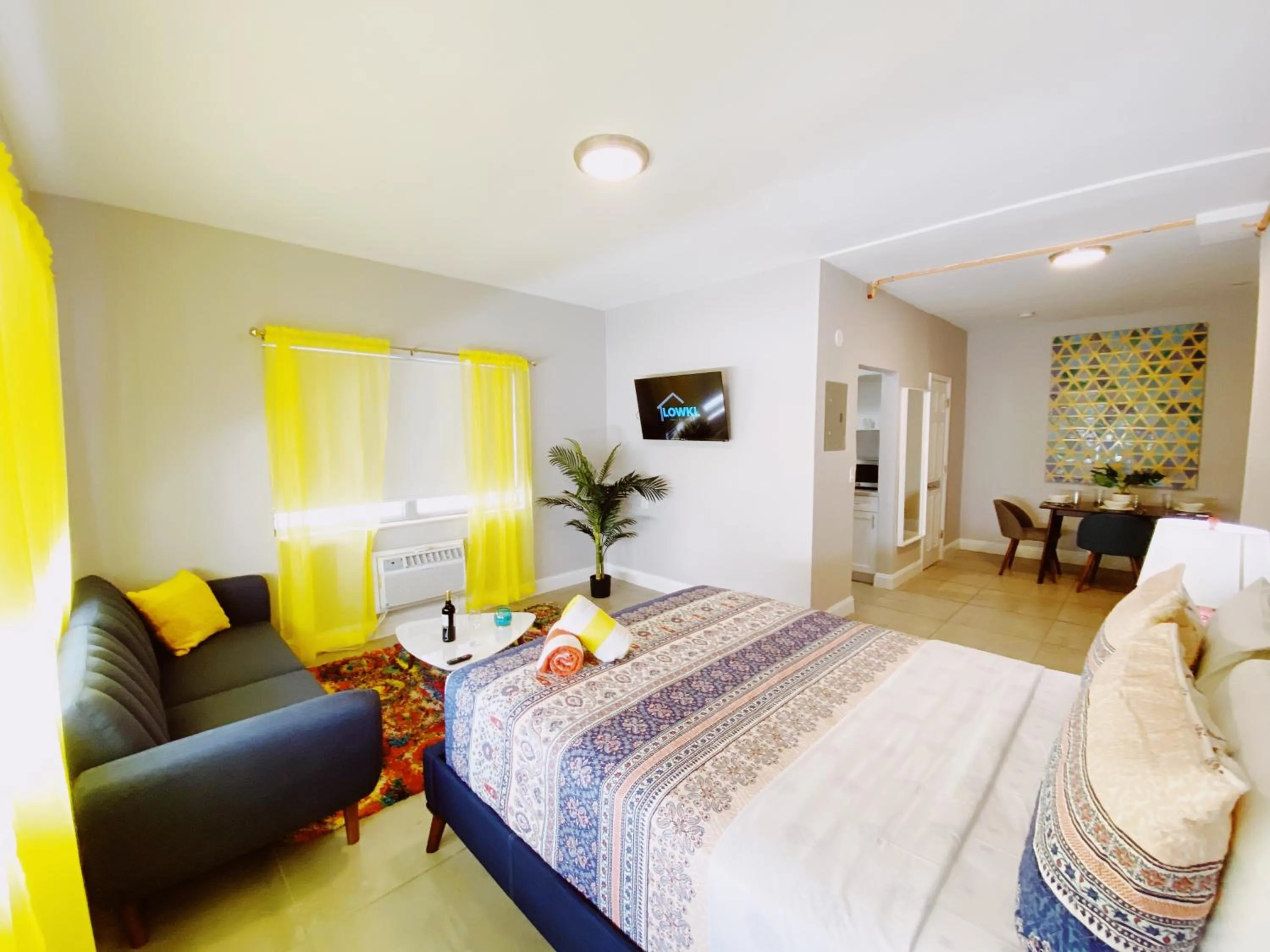 Photo of the whole room, Bed in Miami International by Lowkl