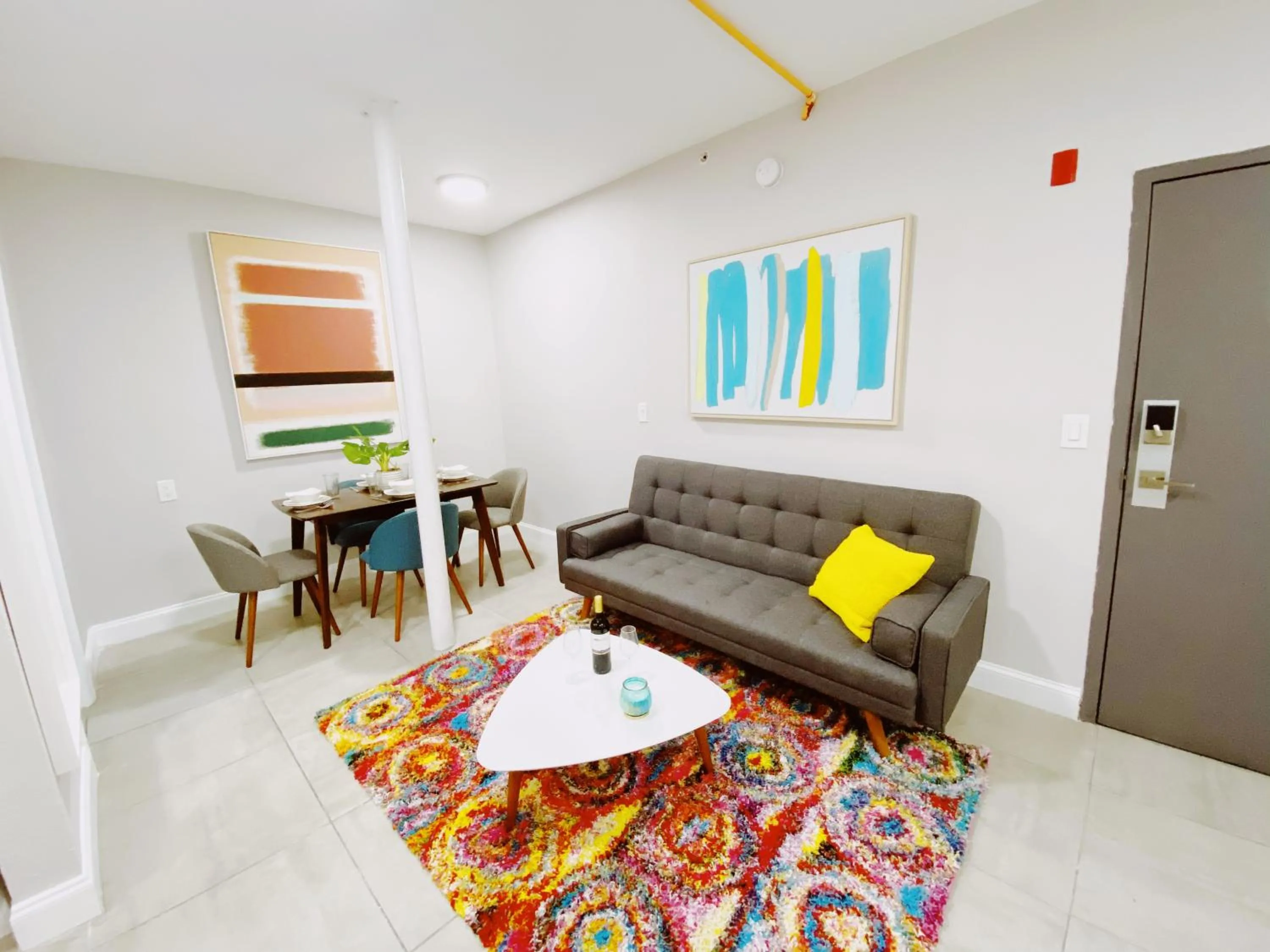 Photo of the whole room in Miami International by Lowkl