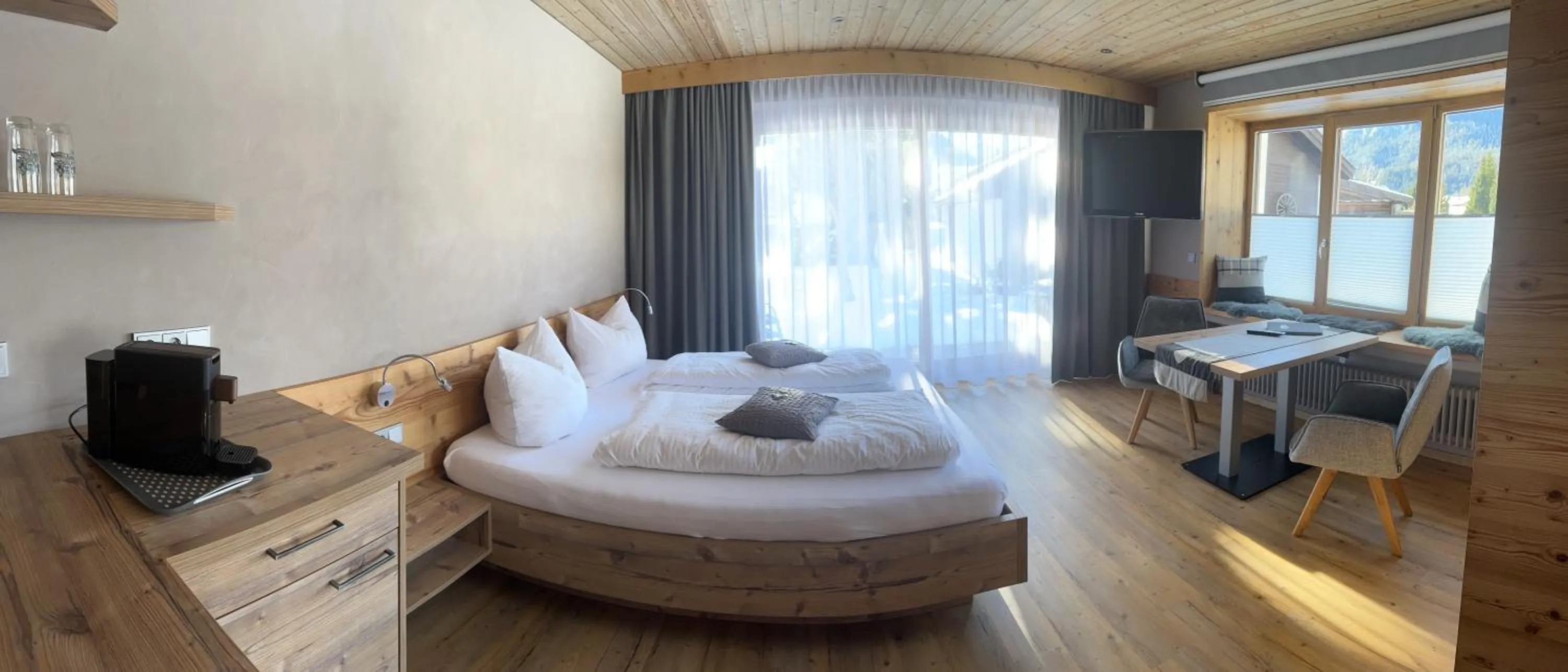 Photo of the whole room, Bed in Gästehaus Edlhuber