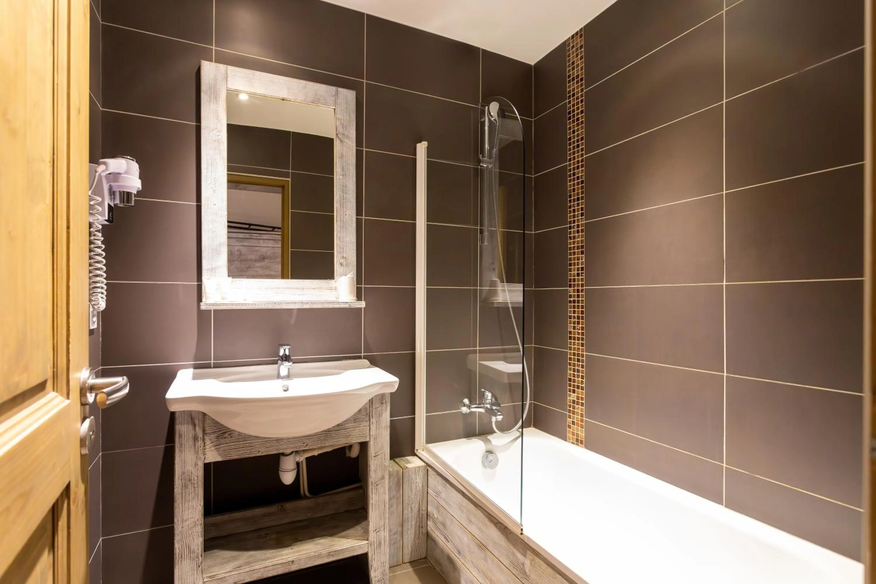 Bathroom in Hôtel L'Aiguille Percée