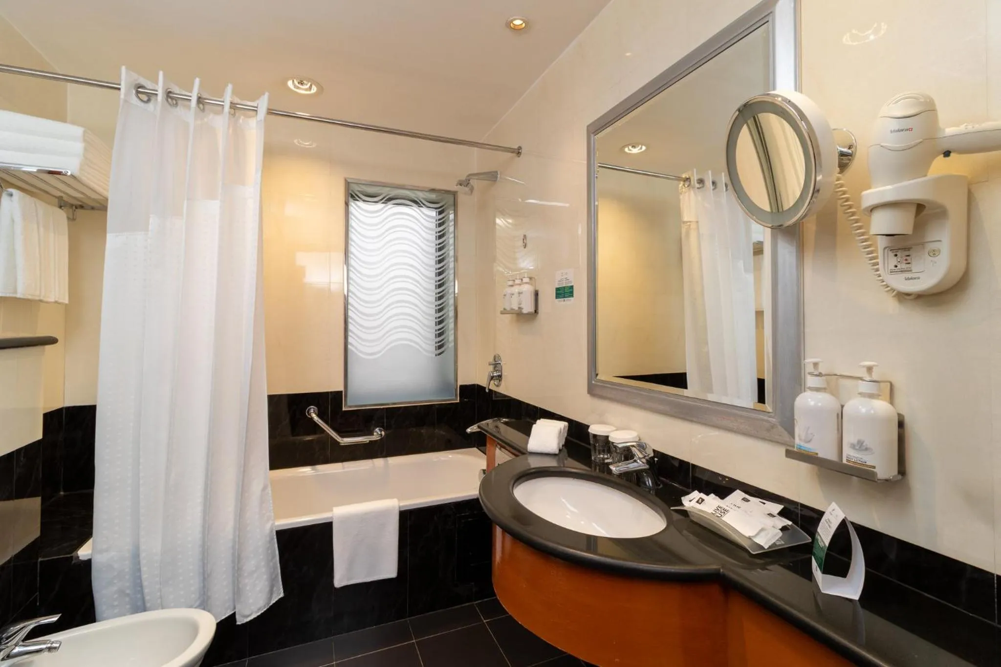 Photo of the whole room in Holiday Inn Kuwait by IHG