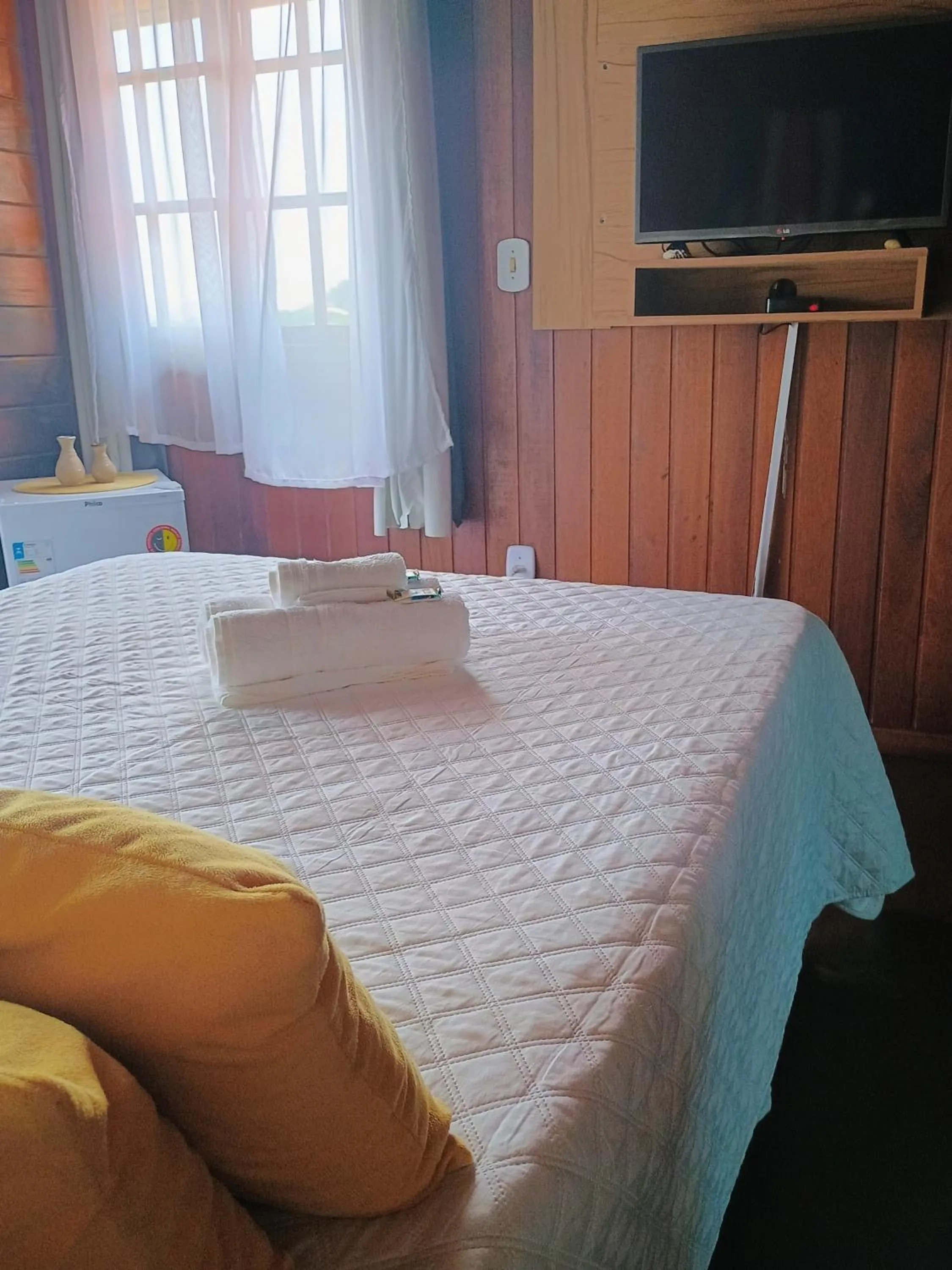 TV and multimedia, Bed in Namorada Brava Guest House