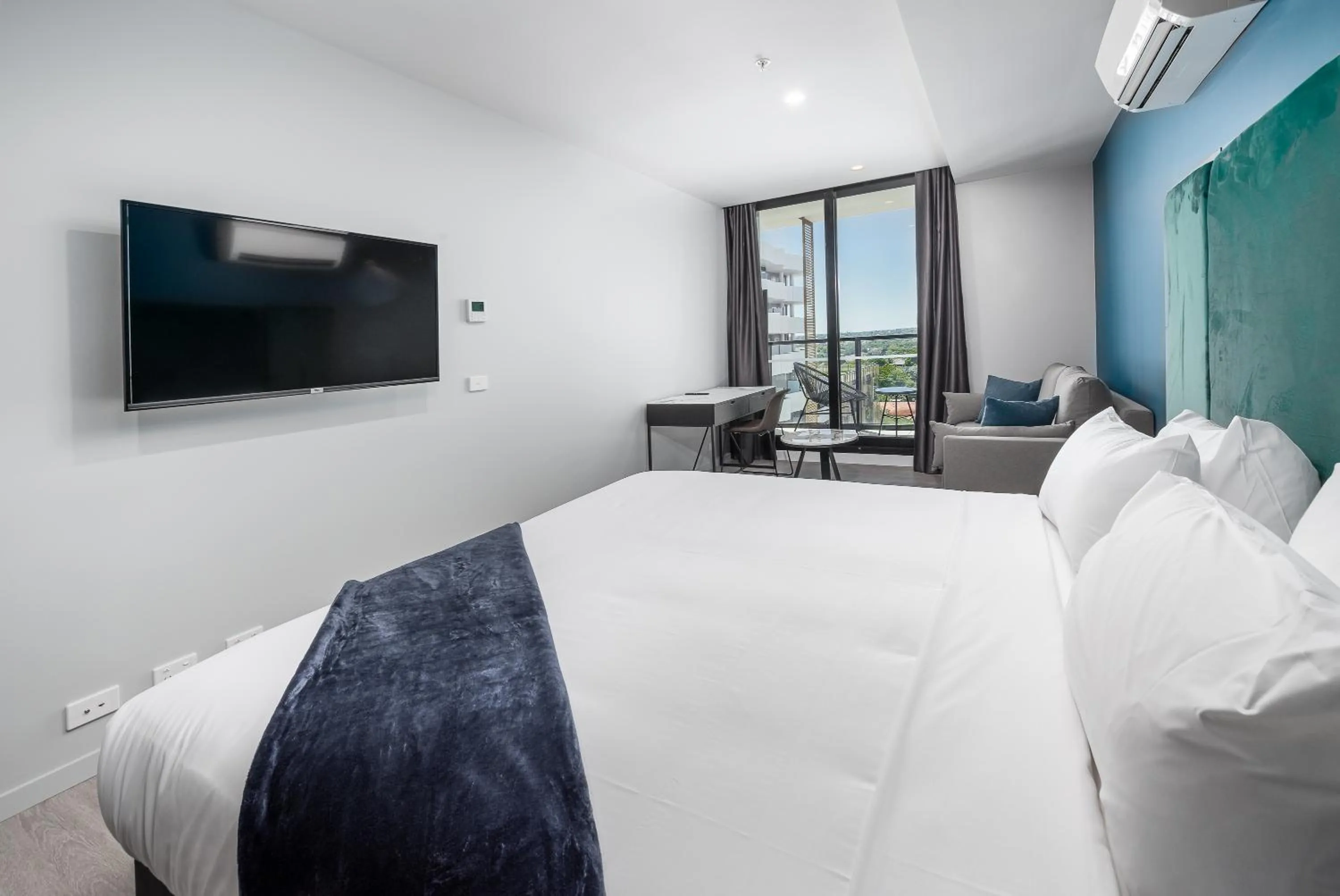 Photo of the whole room, Bed in Oros Hotel and Apartments