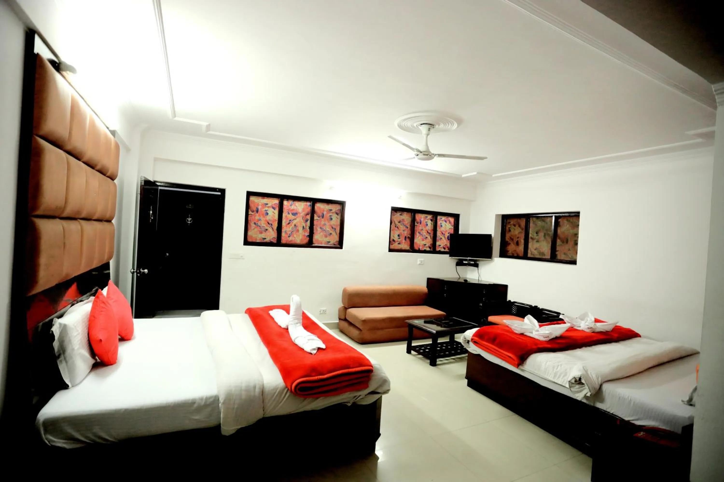 Photo of the whole room, Bed in Calux Hill Queen at Mall Road with Parking - Formerly Amara