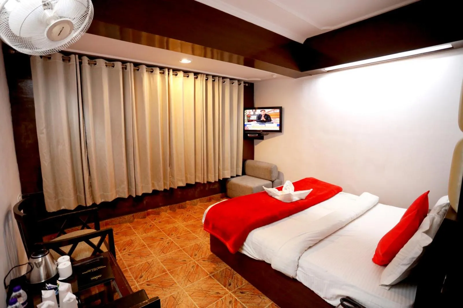 Photo of the whole room, Bed in Calux Hill Queen at Mall Road with Parking - Formerly Amara