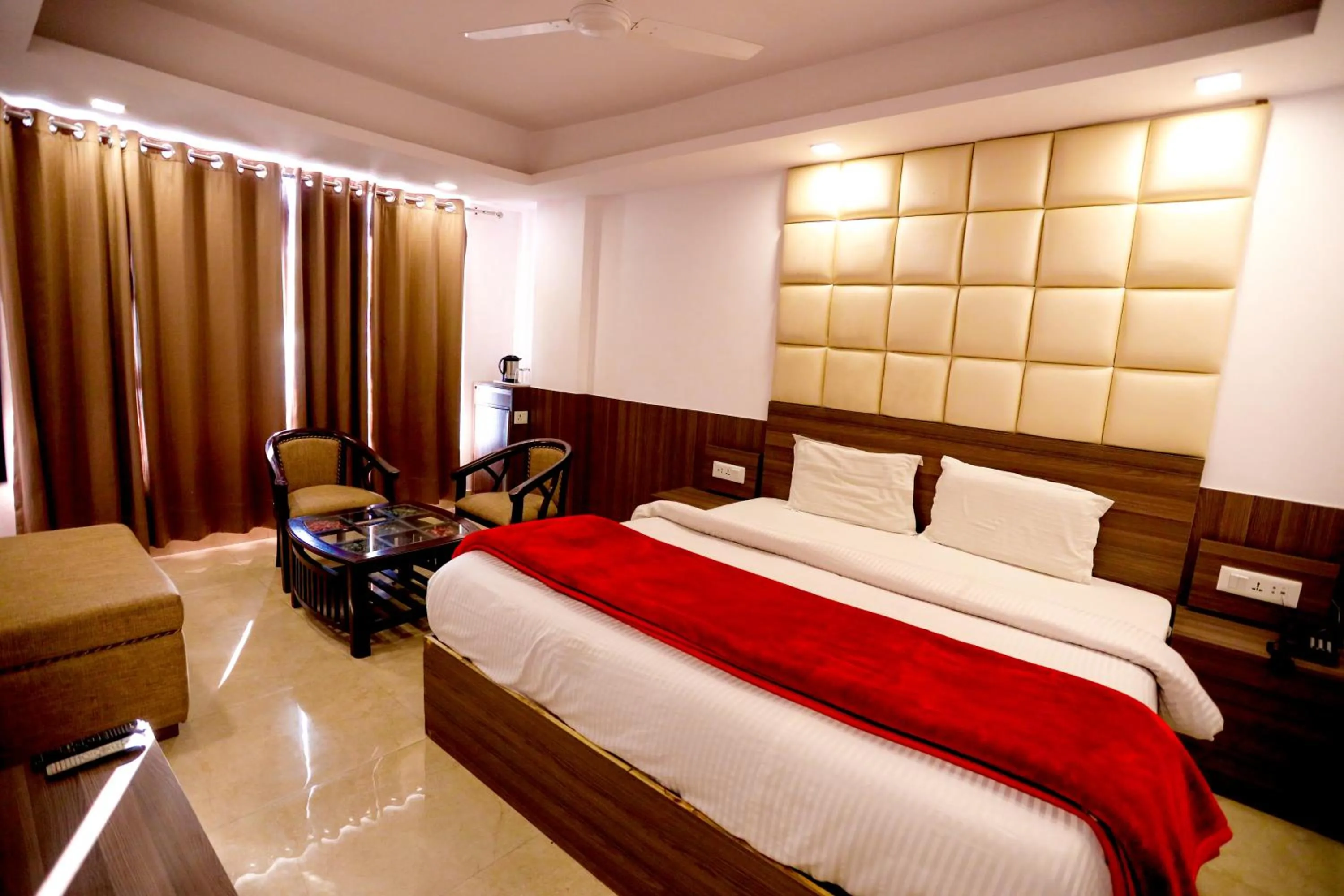 Photo of the whole room, Bed in Calux Hill Queen at Mall Road with Parking - Formerly Amara