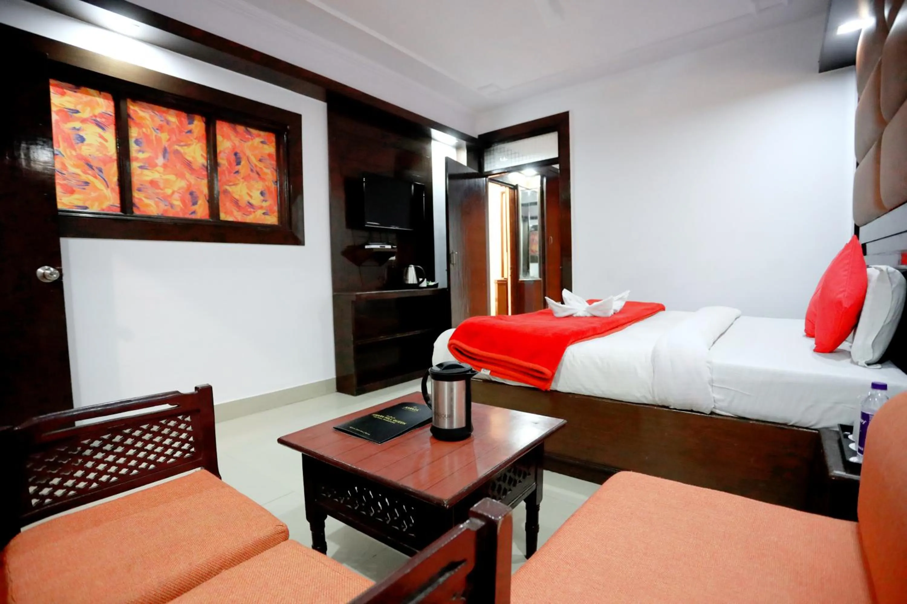 Photo of the whole room, Bed in Calux Hill Queen at Mall Road with Parking - Formerly Amara