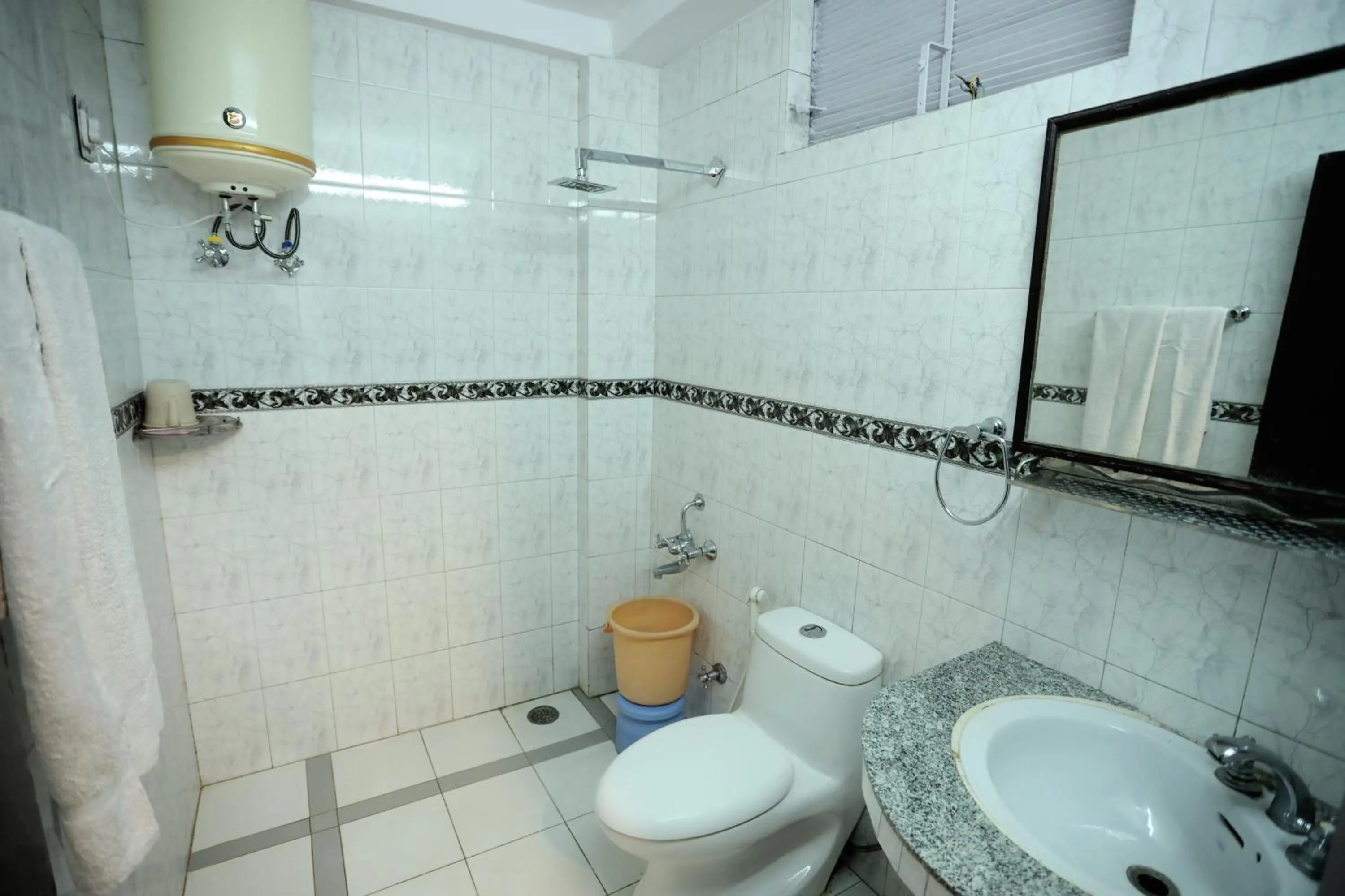 Bathroom in Calux Hill Queen at Mall Road with Parking - Formerly Amara
