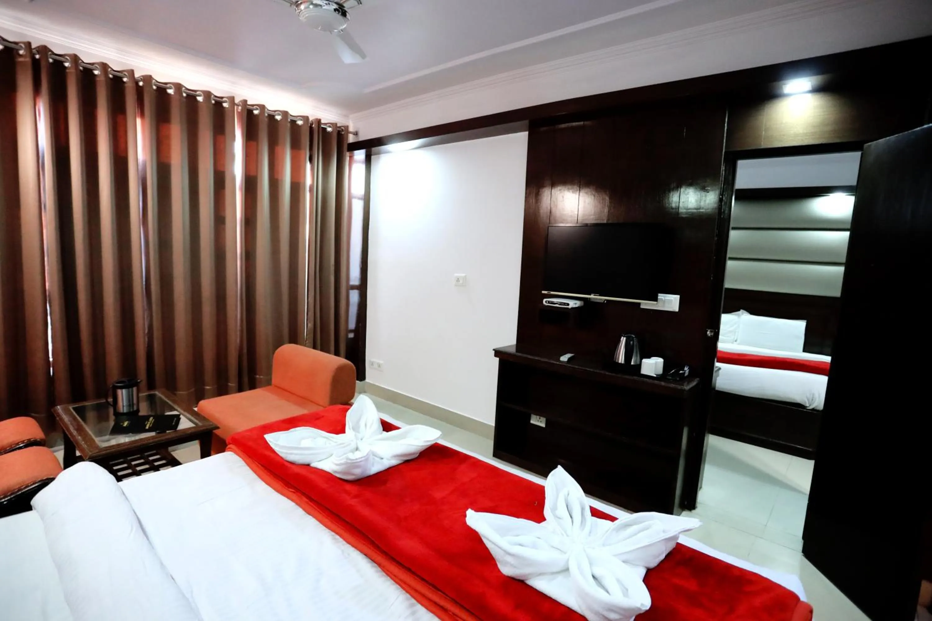 Photo of the whole room, Bed in Calux Hill Queen at Mall Road with Parking - Formerly Amara