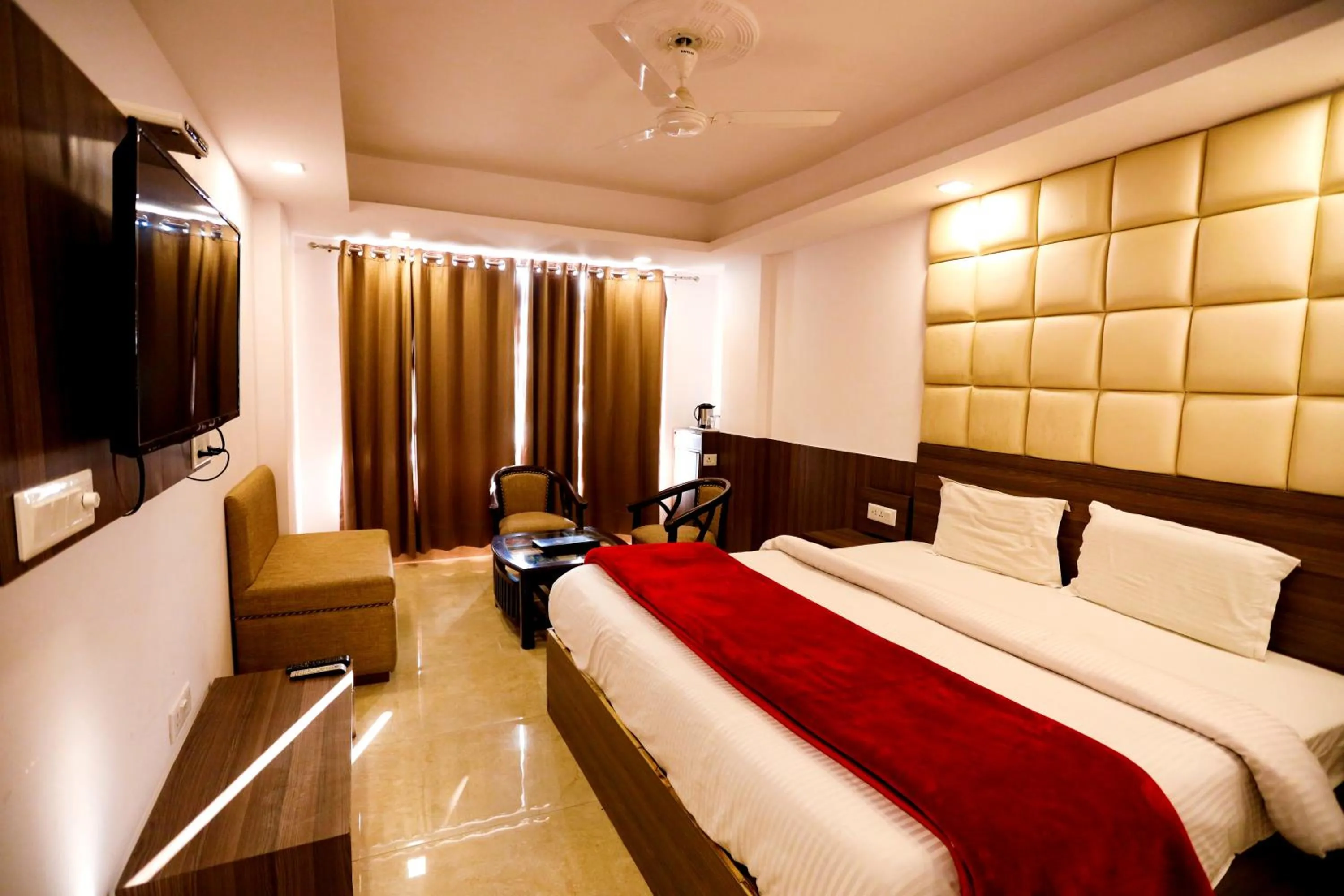 Photo of the whole room, Bed in Calux Hill Queen at Mall Road with Parking - Formerly Amara