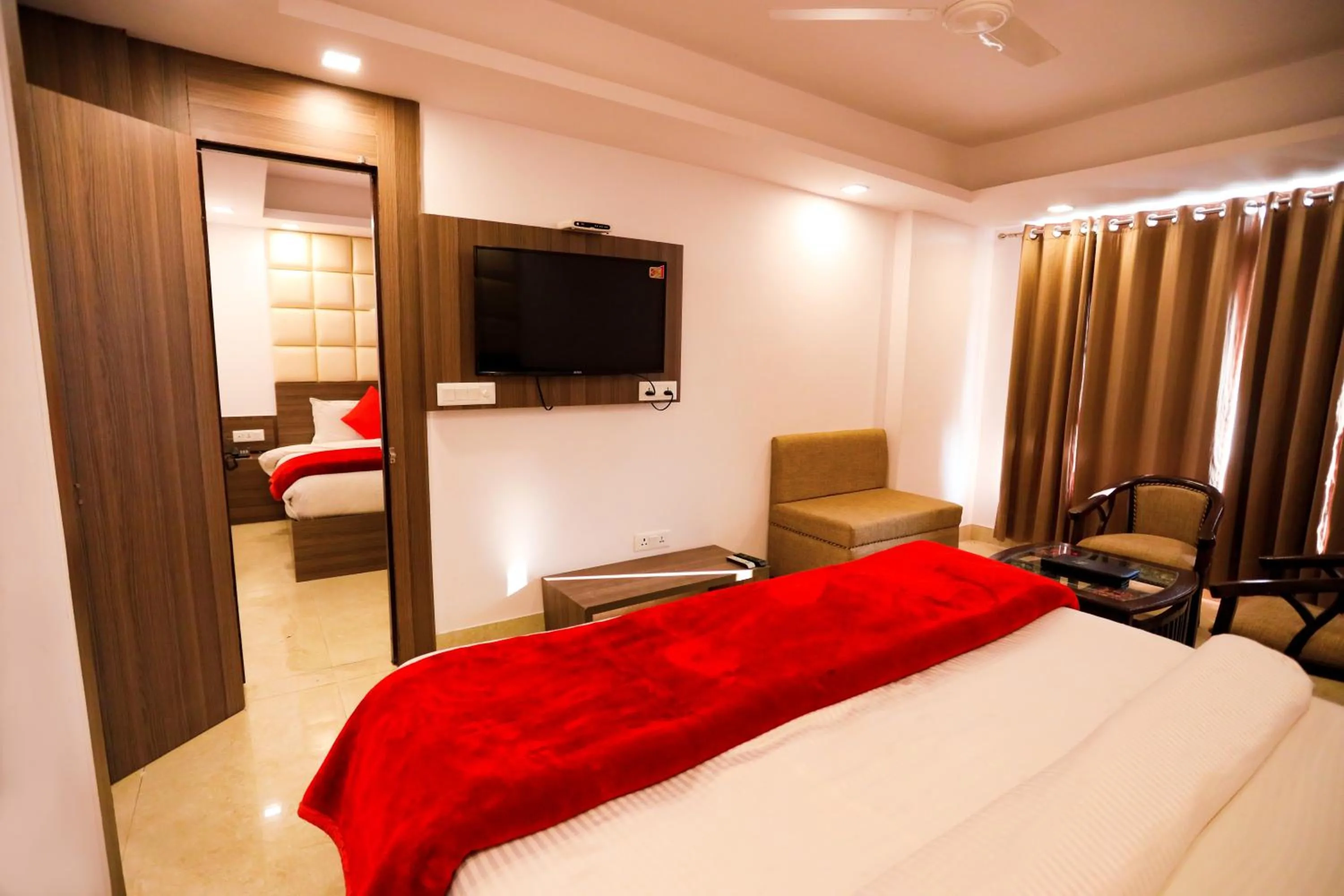 Photo of the whole room, Bed in Calux Hill Queen at Mall Road with Parking - Formerly Amara